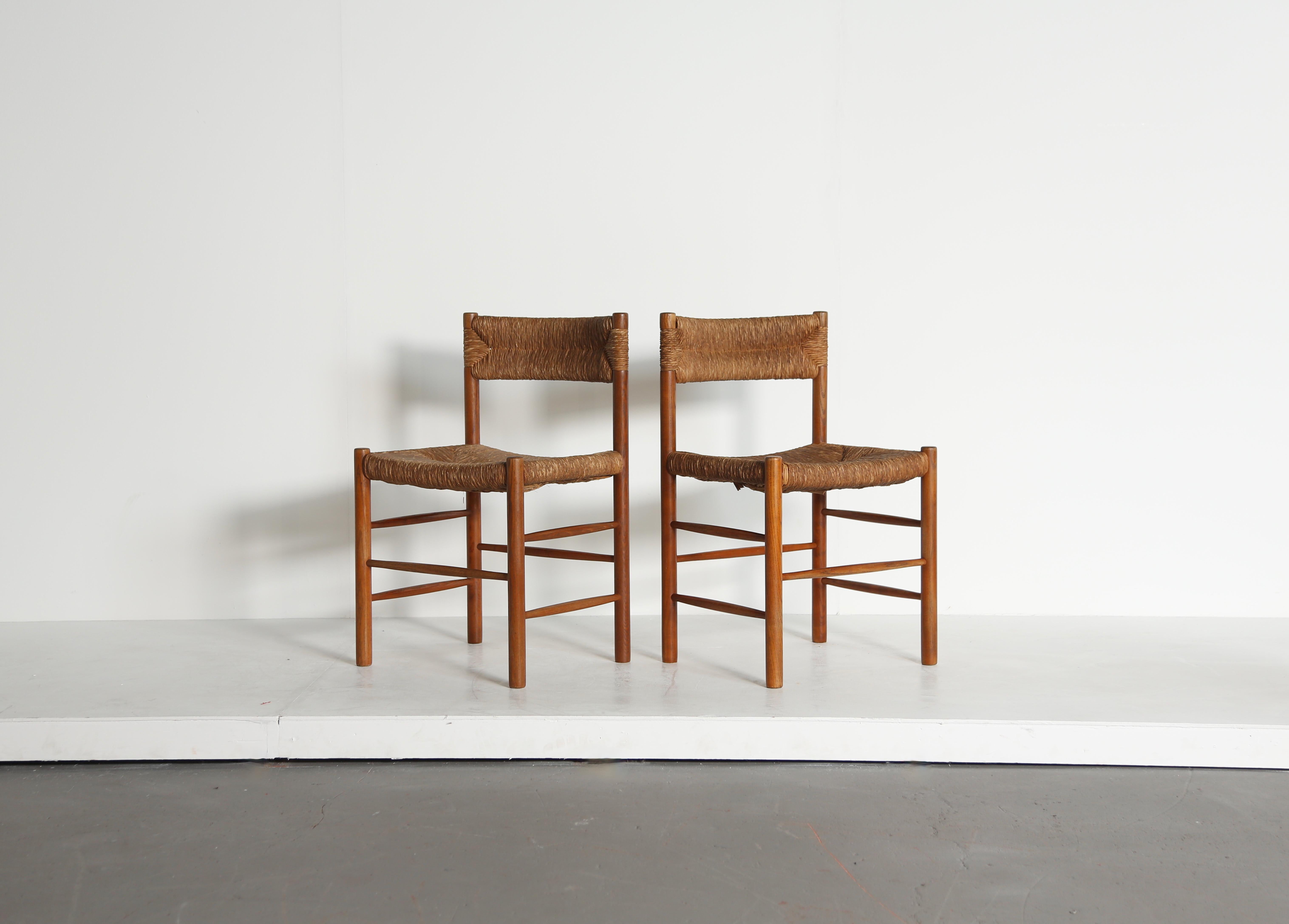 Chaises originales Charlotte Perriand / Robert Sentou Dordogne, France, années 1960. Sièges et dossiers en jonc d'origine en très bon état avec quelques restaurations mineures.   Le prix affiché est celui d'une seule chaise.  Expédition rapide dans