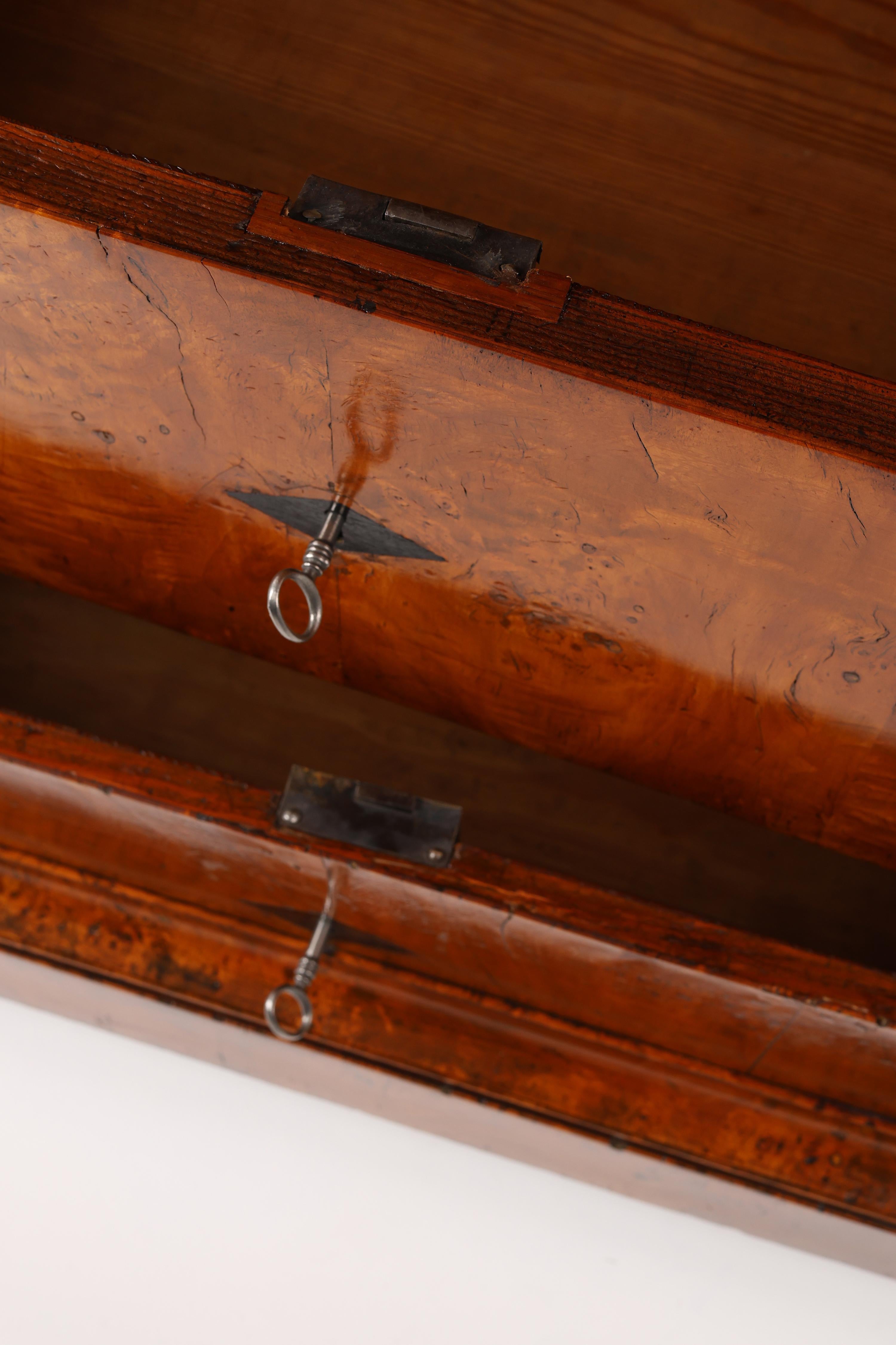 Cassettiera originale con un design raro e un'eccezionale betulla di Karelian. in vendita 2