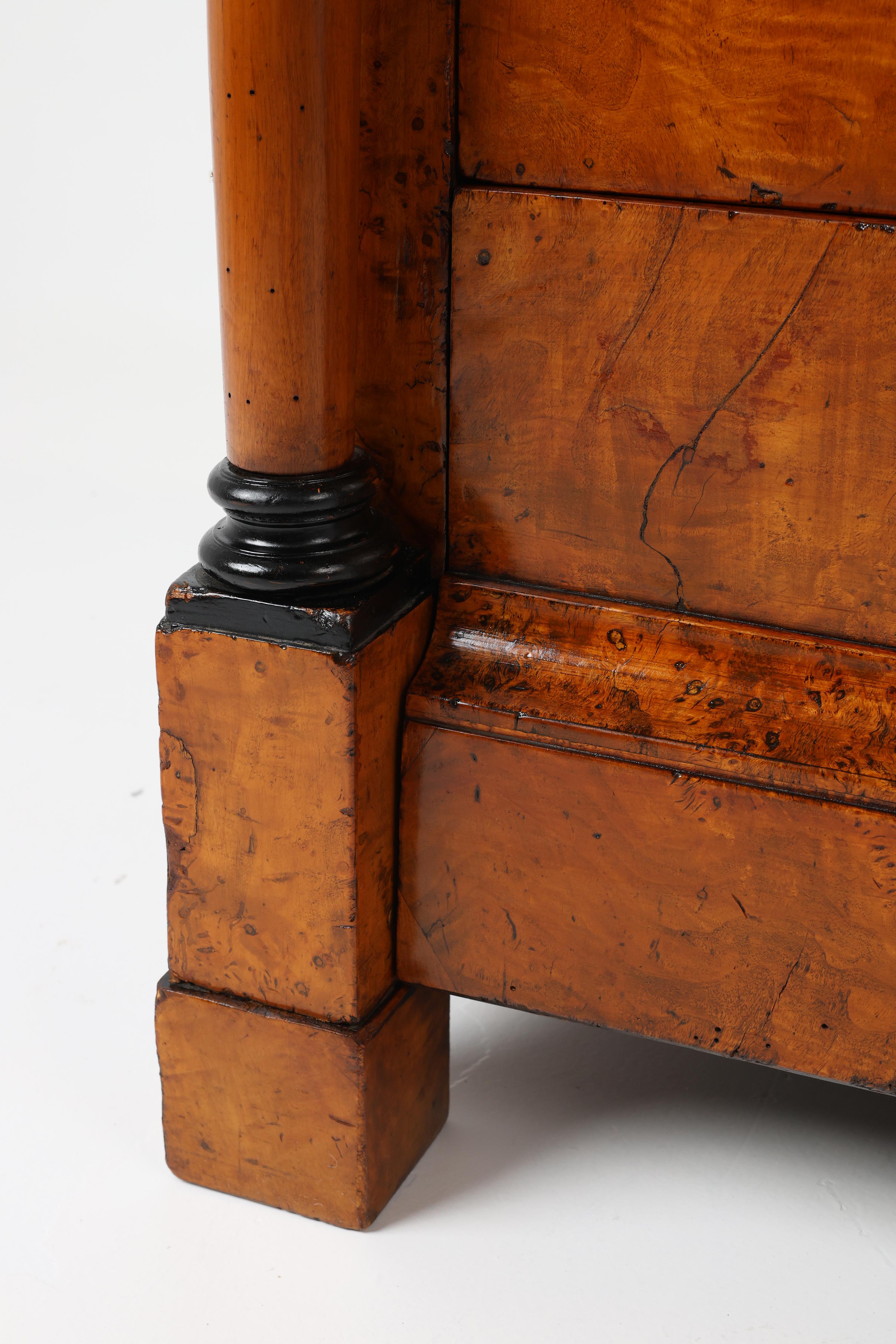 Cassettiera originale con un design raro e un'eccezionale betulla di Karelian. in vendita 3