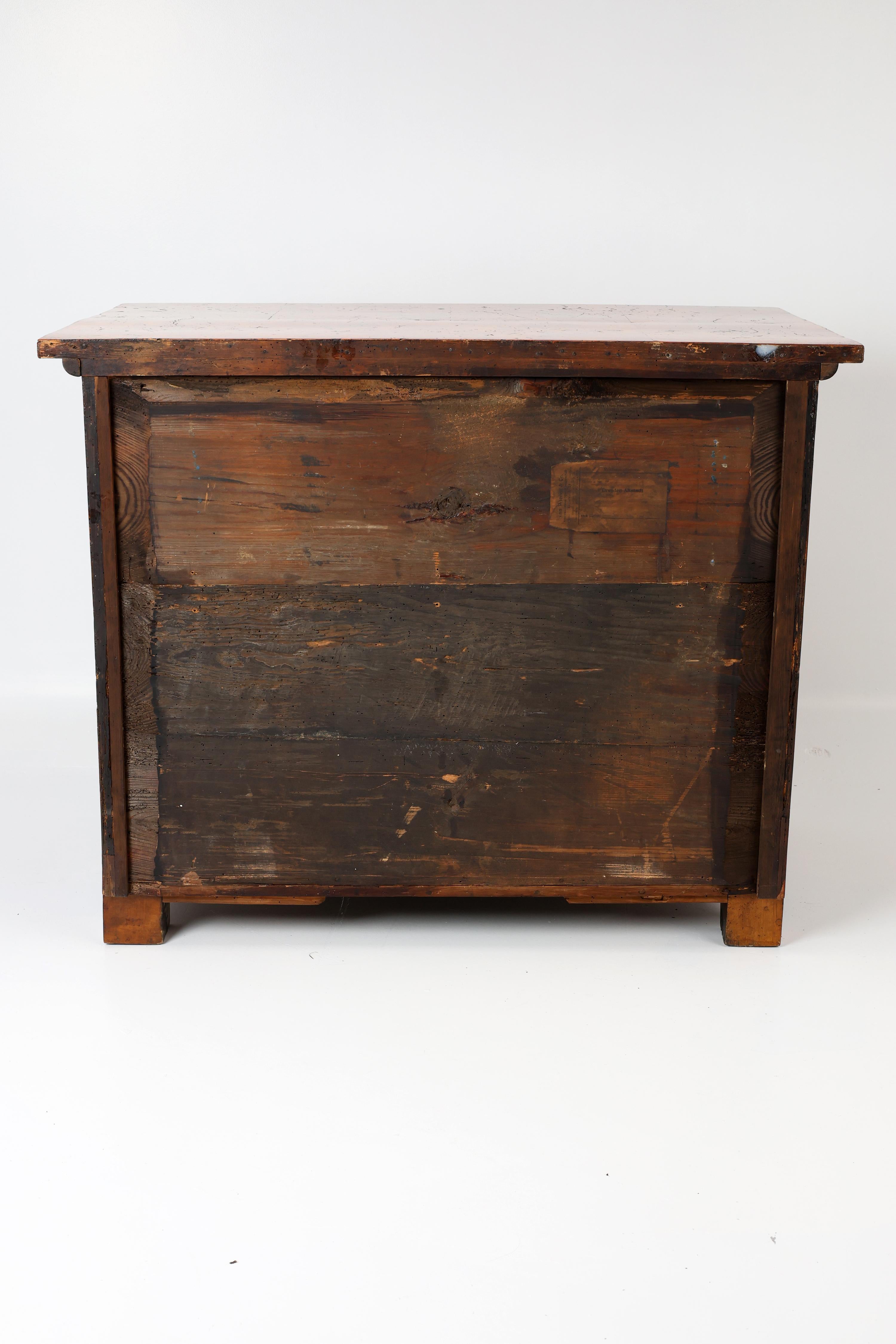 Cassettiera originale con un design raro e un'eccezionale betulla di Karelian. in vendita 6