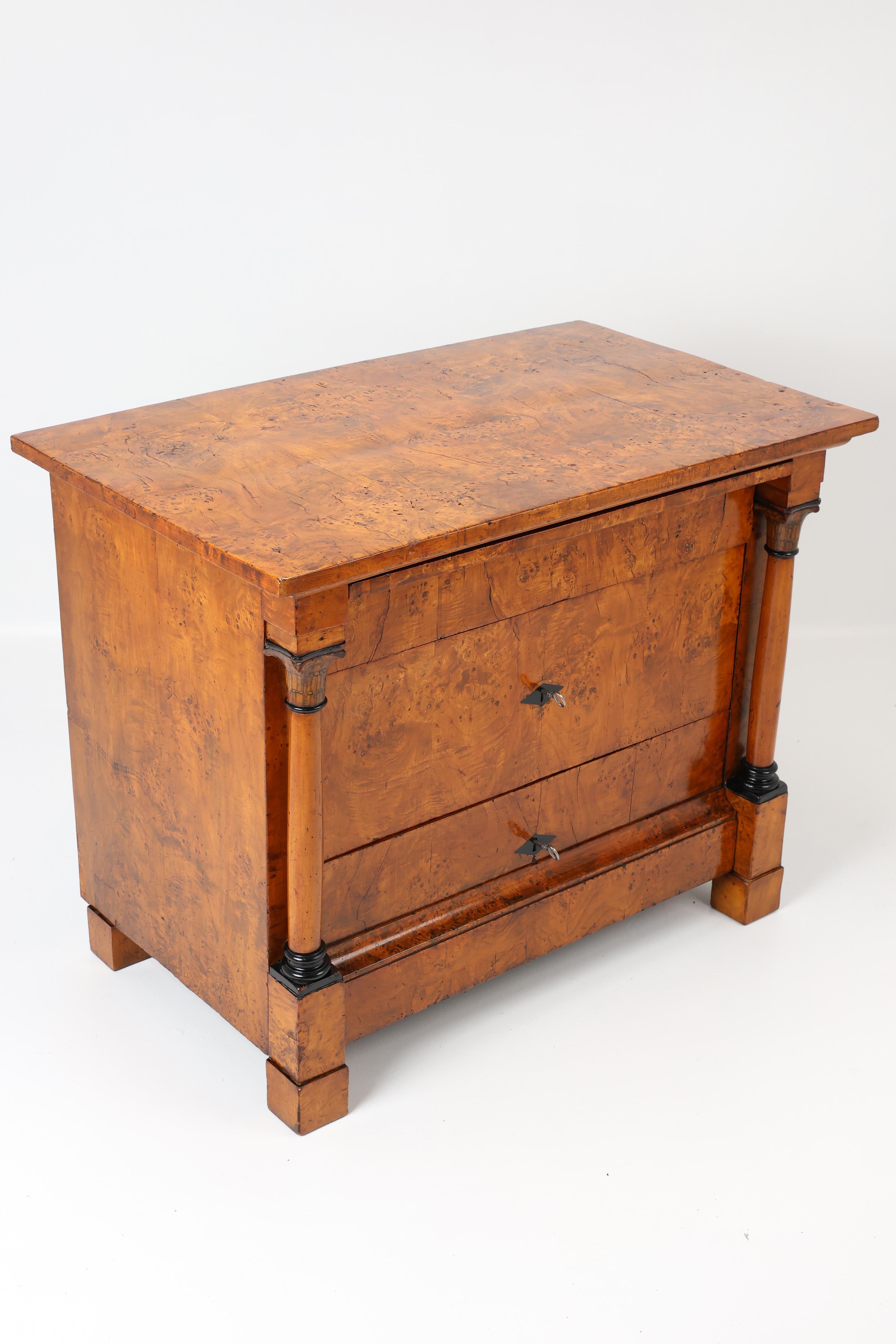 Biedermeier Cassettiera originale con un design raro e un'eccezionale betulla di Karelian. in vendita