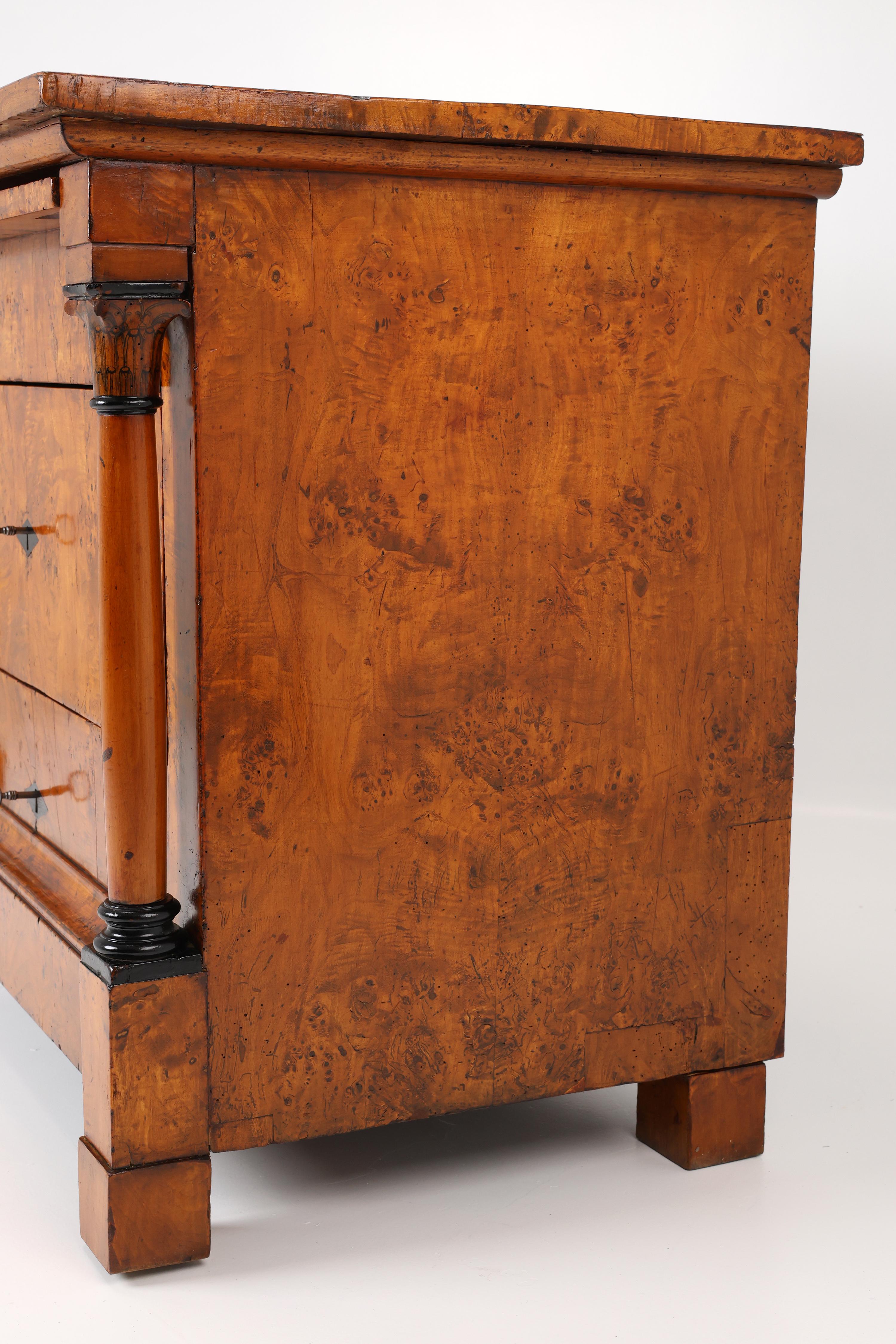 Lucidato Cassettiera originale con un design raro e un'eccezionale betulla di Karelian. in vendita