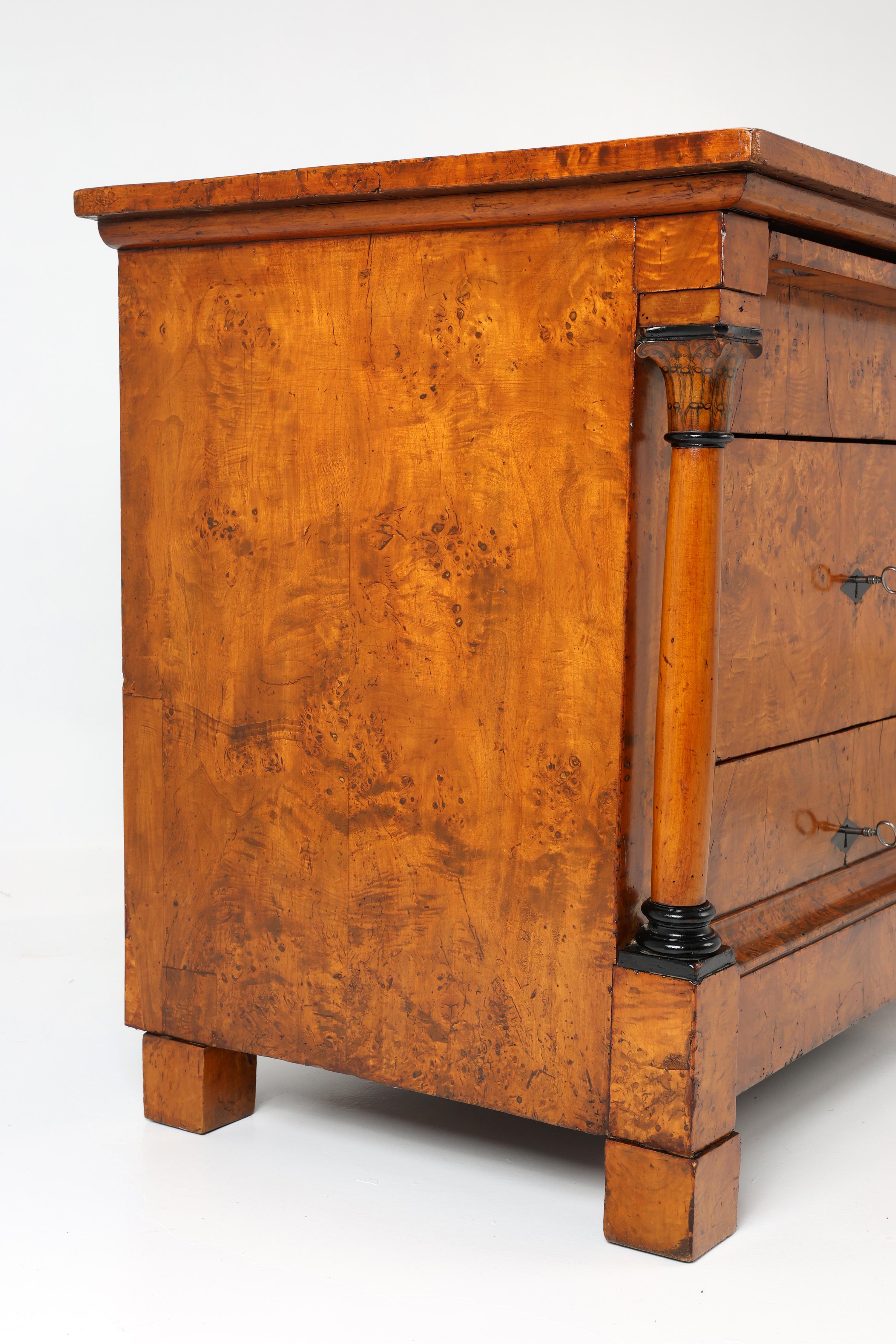 Cassettiera originale con un design raro e un'eccezionale betulla di Karelian. In condizioni buone in vendita a Stahnsdorf, DE