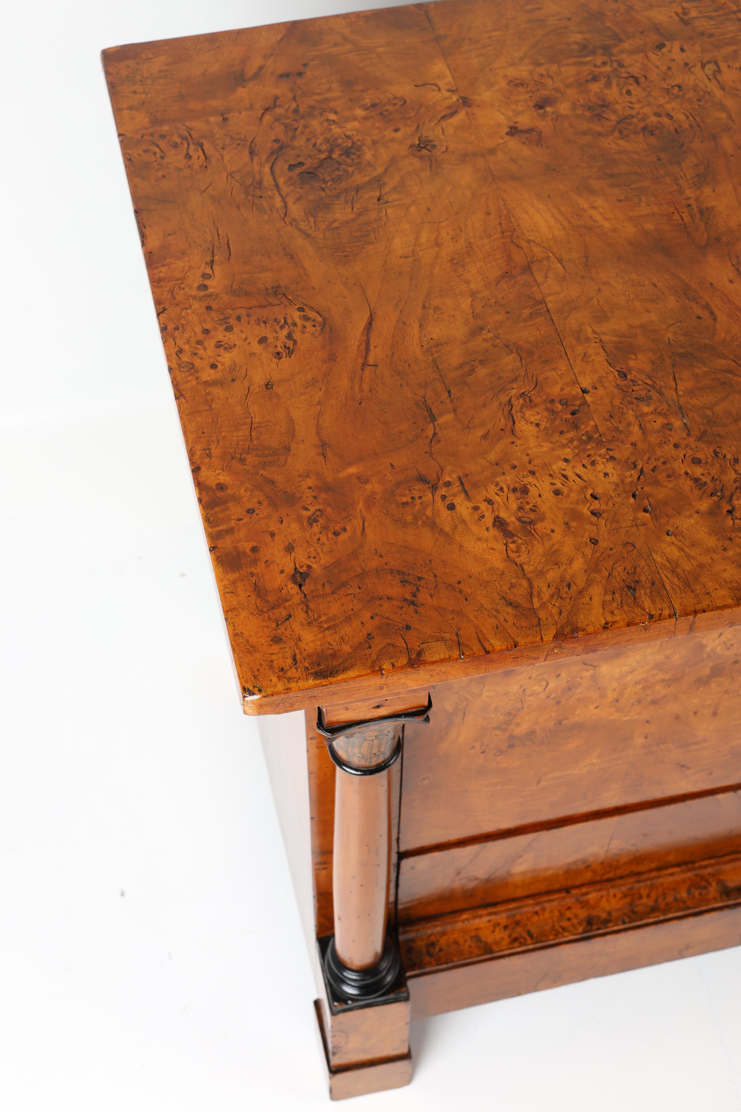 Inizio XIX secolo Cassettiera originale con un design raro e un'eccezionale betulla di Karelian. in vendita