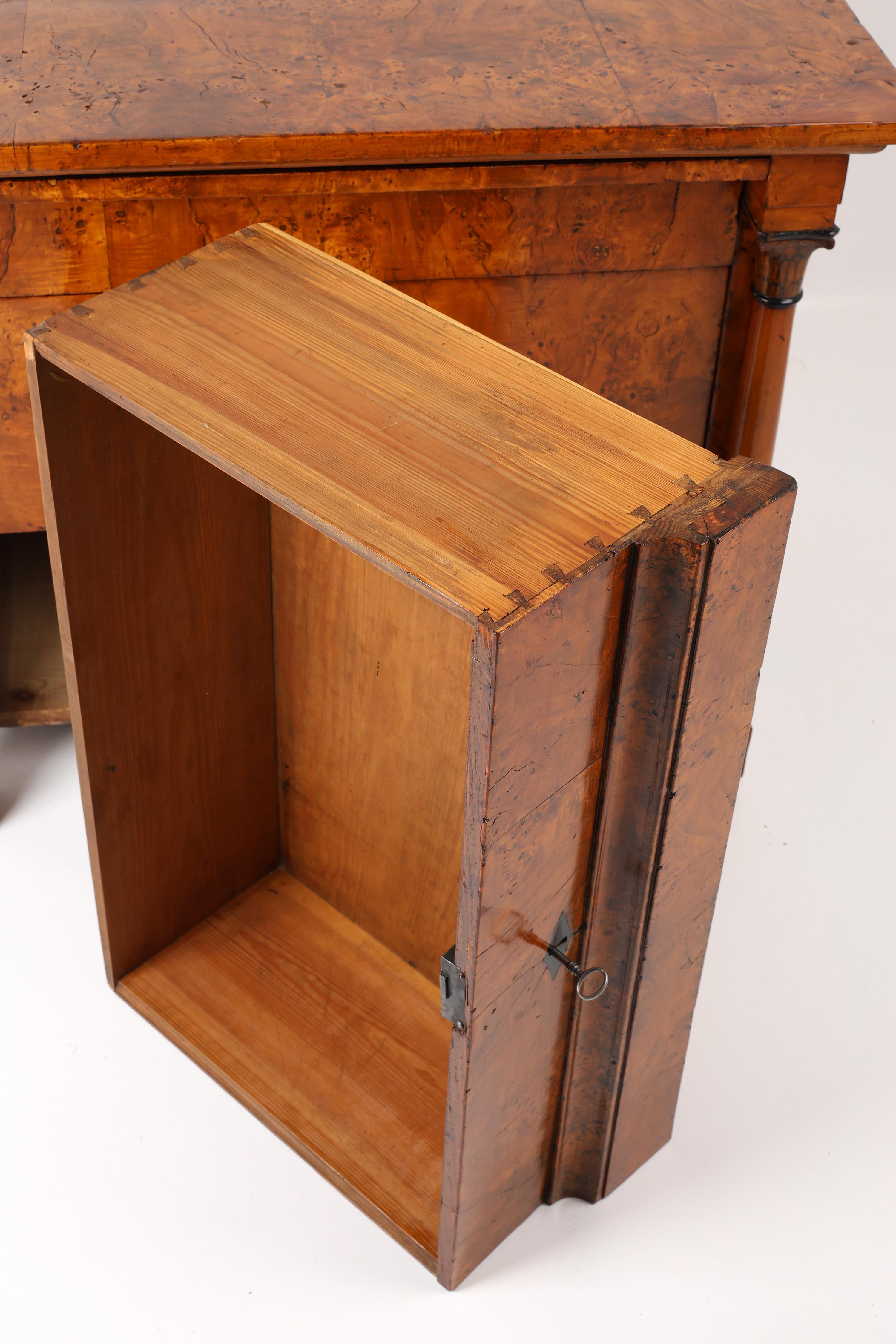 Betulla Cassettiera originale con un design raro e un'eccezionale betulla di Karelian. in vendita