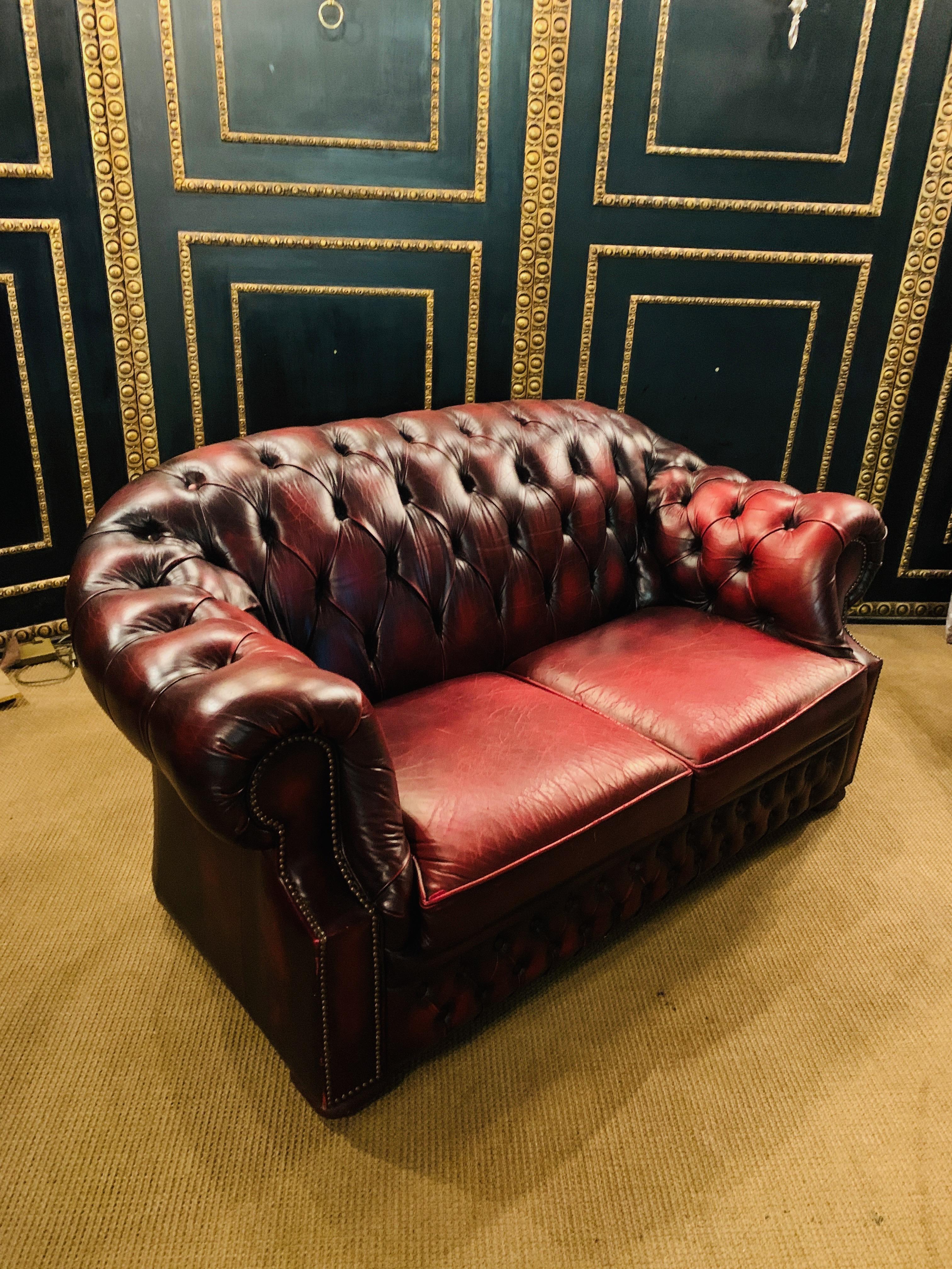 English Original Chesterfield 2-Seat Sofa Kent Modell, Brand by Centurion in Bordeaux