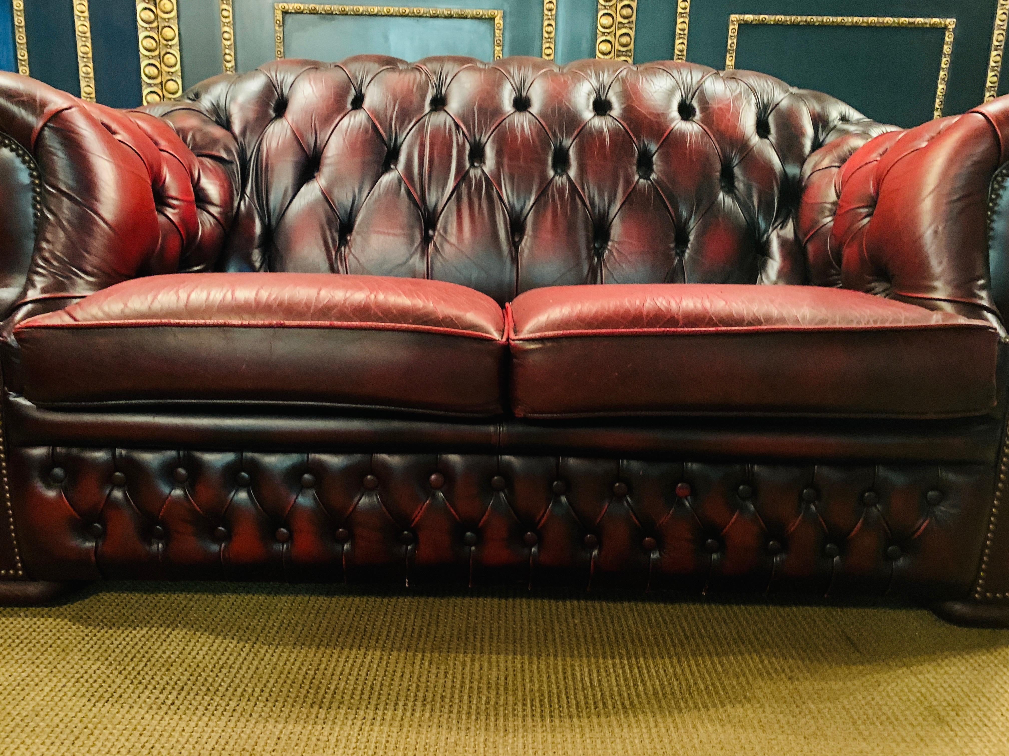 Original Chesterfield 2-Seat Sofa Kent Modell, Brand by Centurion in Bordeaux In Good Condition In Berlin, DE