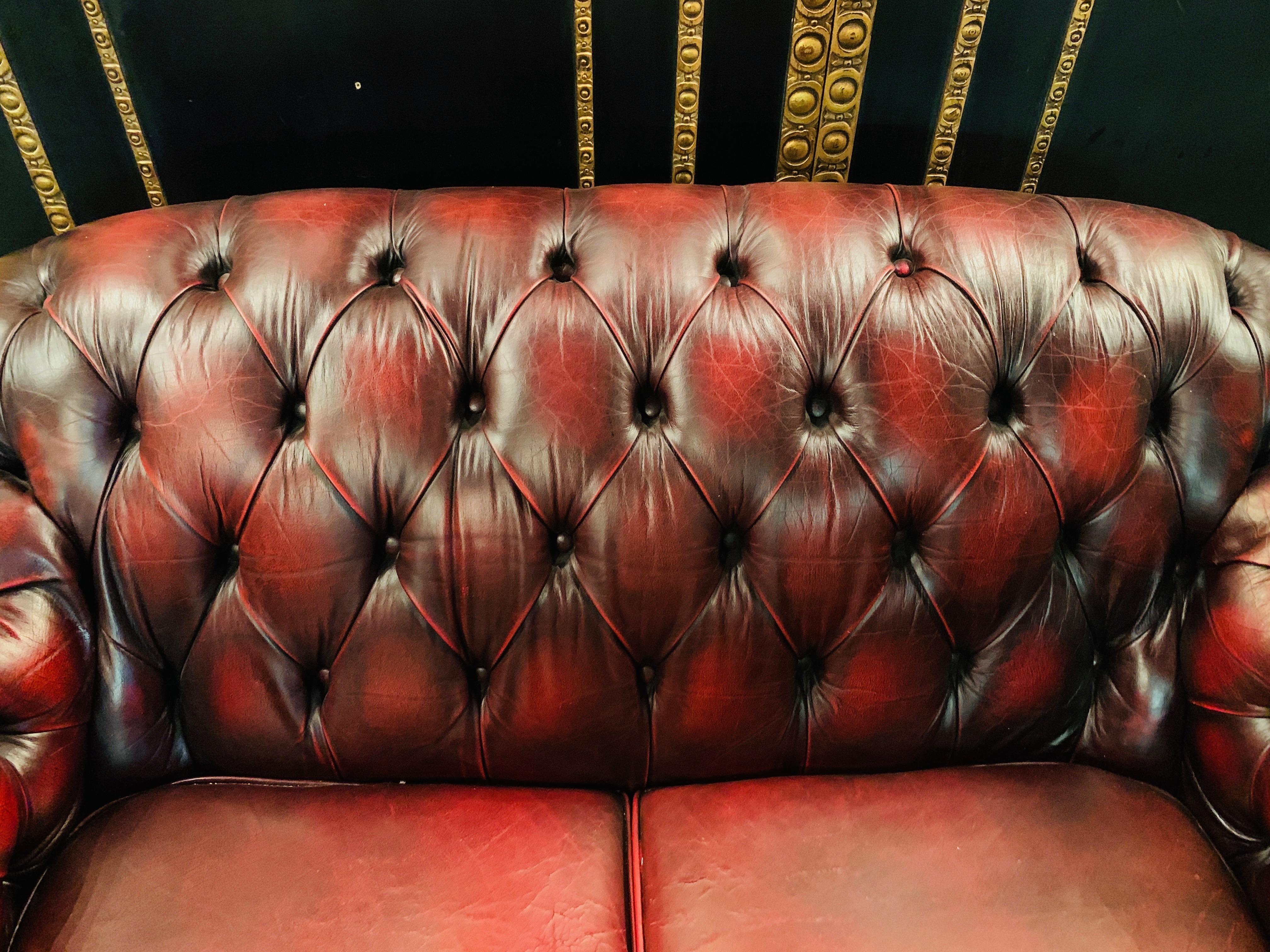 20th Century Original Chesterfield 2-Seat Sofa Kent Modell, Brand by Centurion in Bordeaux