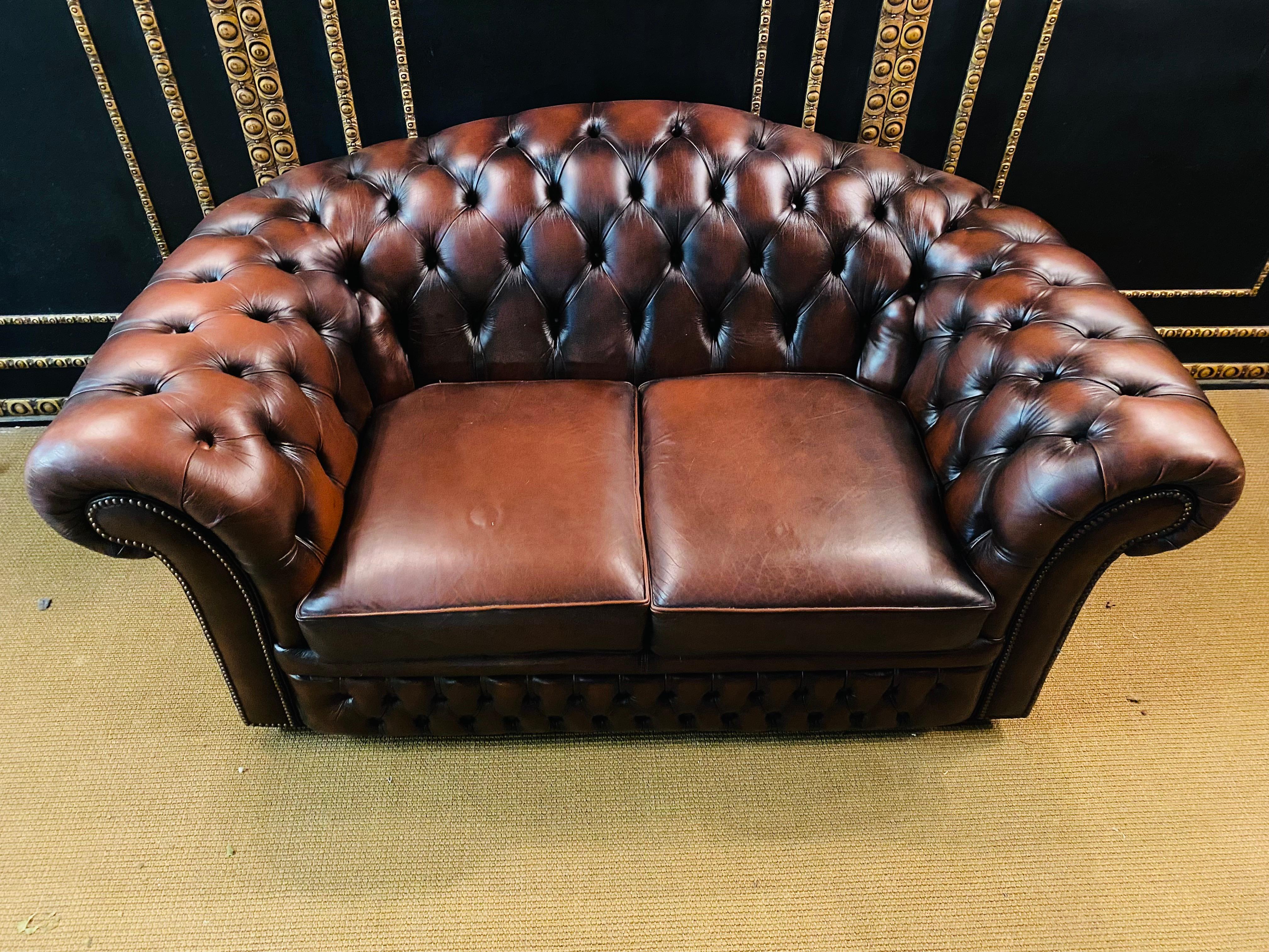 Very well-kept Chesterfield sofa. This model was made by the company Centurion, the company is a traditional manufactory which is known for its quality. The sofa is in a vintage condition.
But over the years it has Gotten a bit more character. We