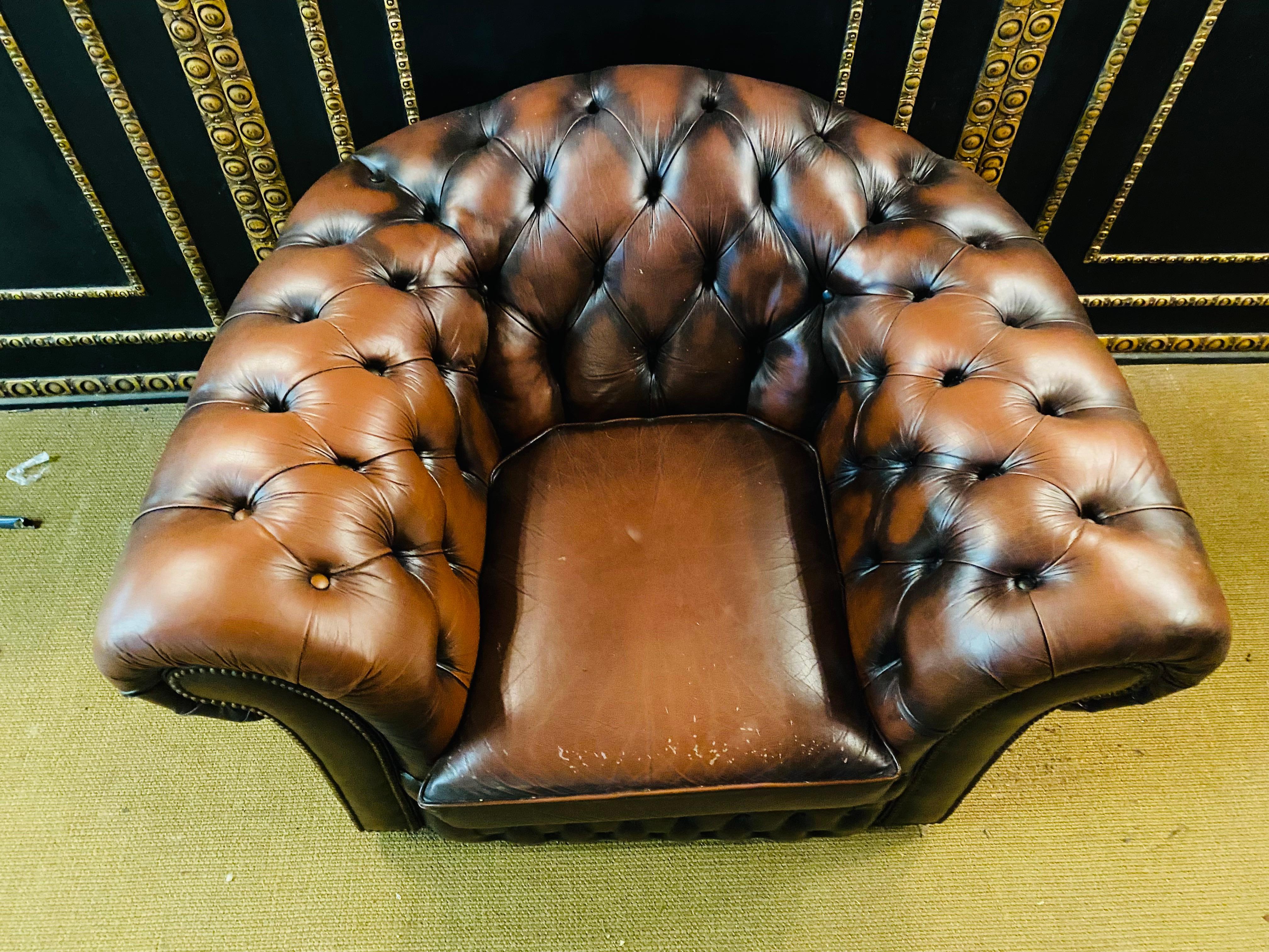 Very well-kept Chesterfield armchair. This model was made by the company Centurion, the company is a traditional manufactory which is known for its quality. The Armchhairs is in a vintage condition.
But over the years it has Gotten a bit more