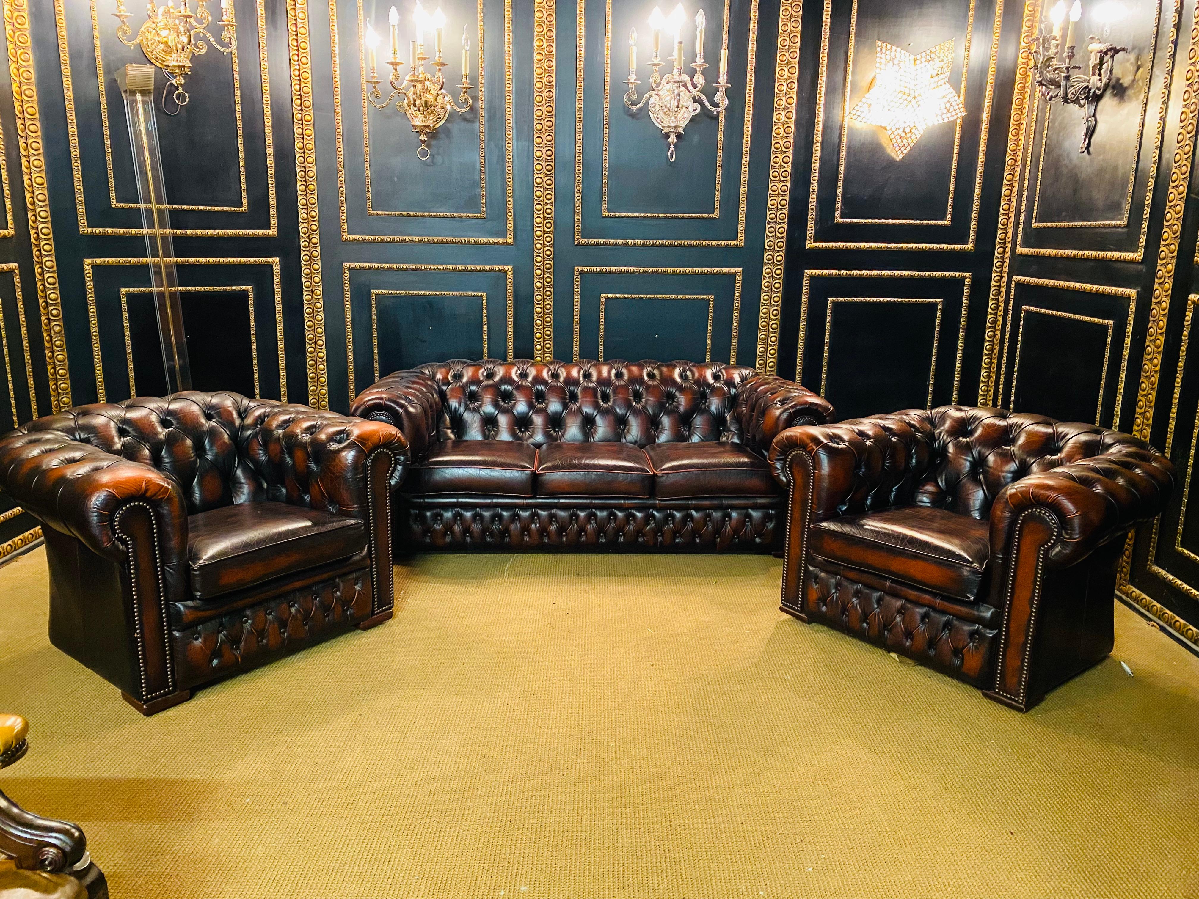 Very well-kept Chesterfield setl. This model was made by the company Centurion, the company is a traditional manufactory which is known for its quality.The Set is in a vintage condition.
But over the years it has Gotten a bit more character. We