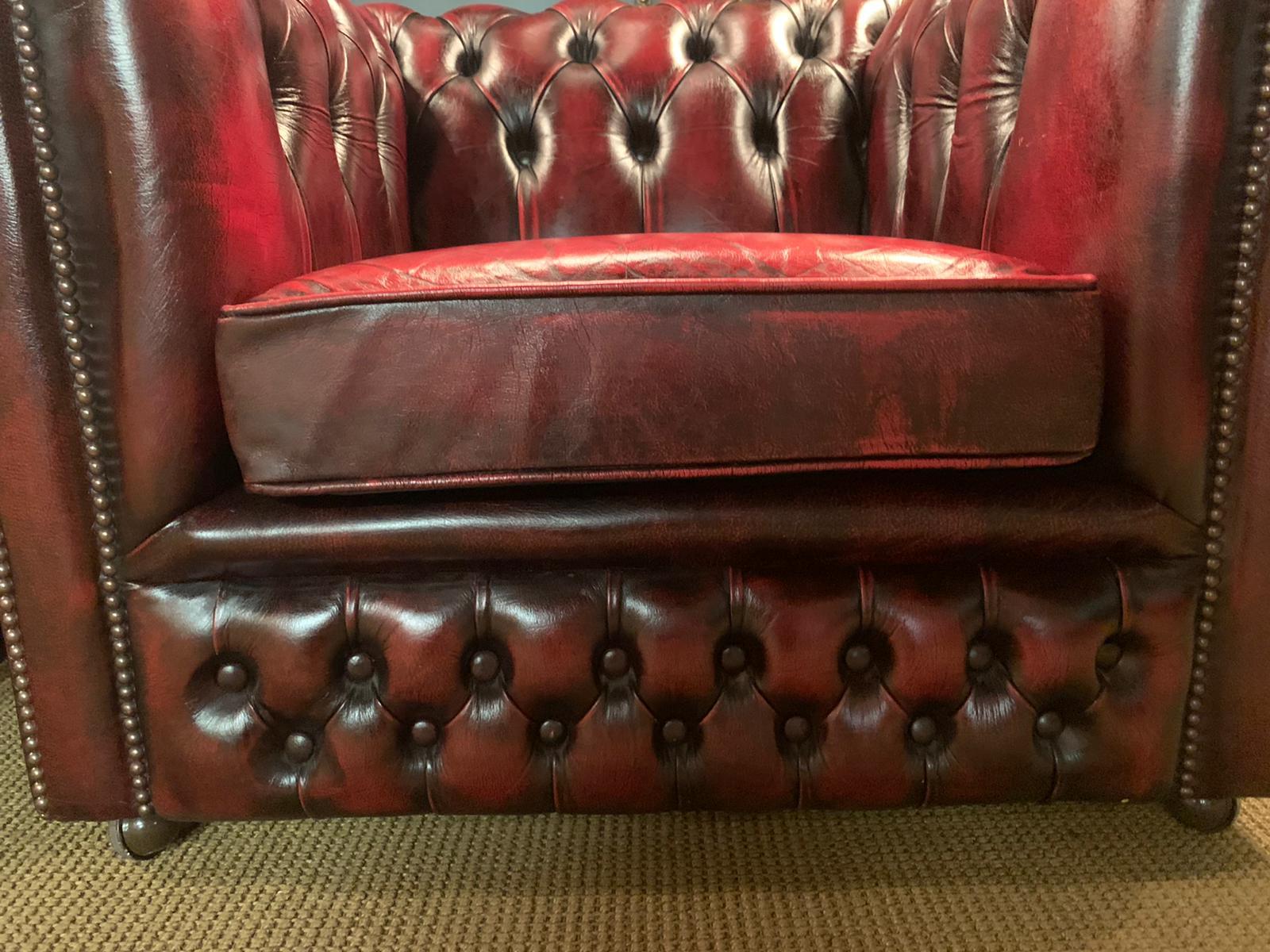 Original Chesterfield Set Three-Seat Sofa and 2 Armchairs in Bordeaux 6