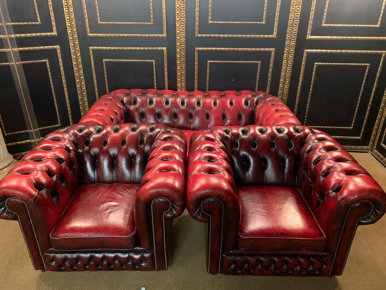 Original Chesterfield Set Three-Seat Sofa and 2 Armchairs in Bordeaux In Good Condition In Berlin, DE