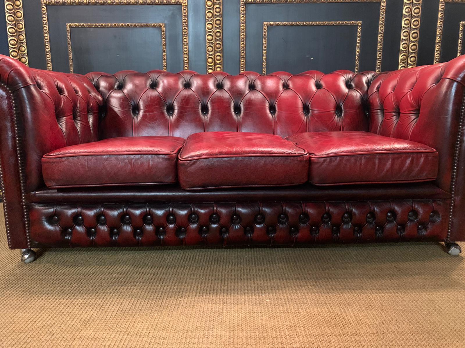 Original Chesterfield Set Three-Seat Sofa and 2 Armchairs in Bordeaux 2