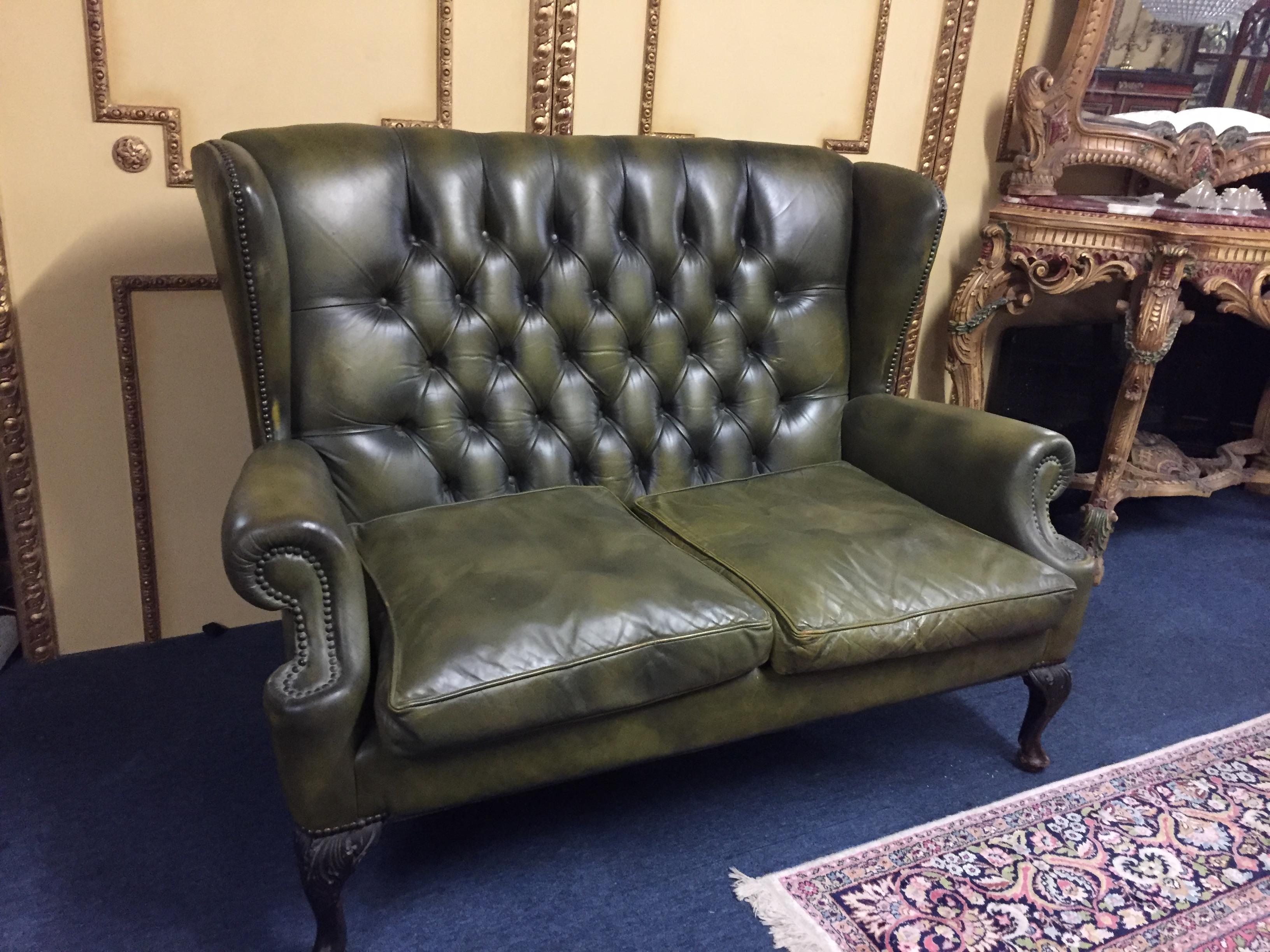 Original Chesterfield sofa Quenn Ann
2 seater sofa
genuine leather
Green - green

Good condition
Only one pillow has a minimal hole.


Ideal for the beautiful ambience
at home or for office, business, club ....
nice for summer to relax in