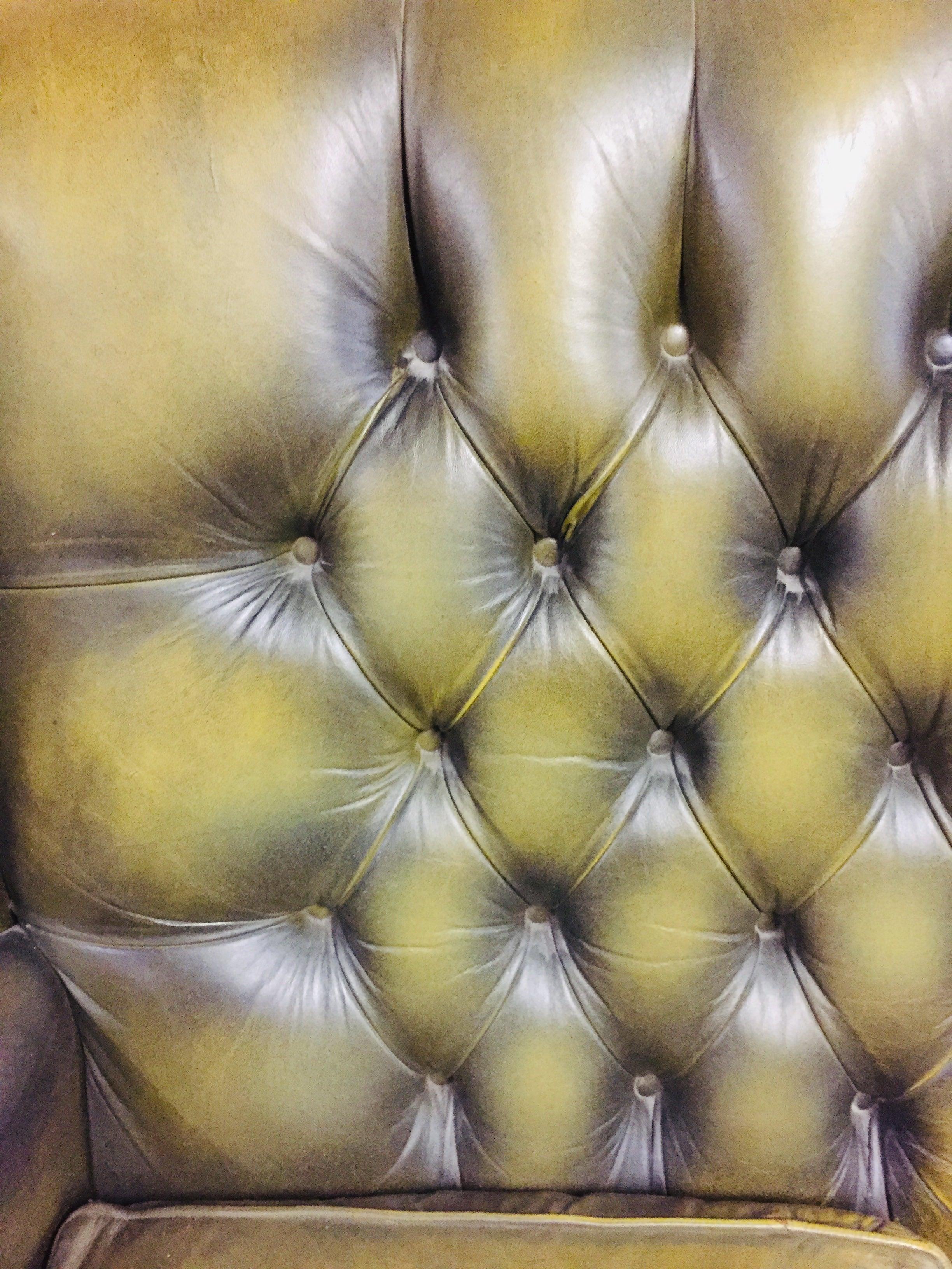 20th Century Original Chesterfield Sofa Queen Ann Modell in Green