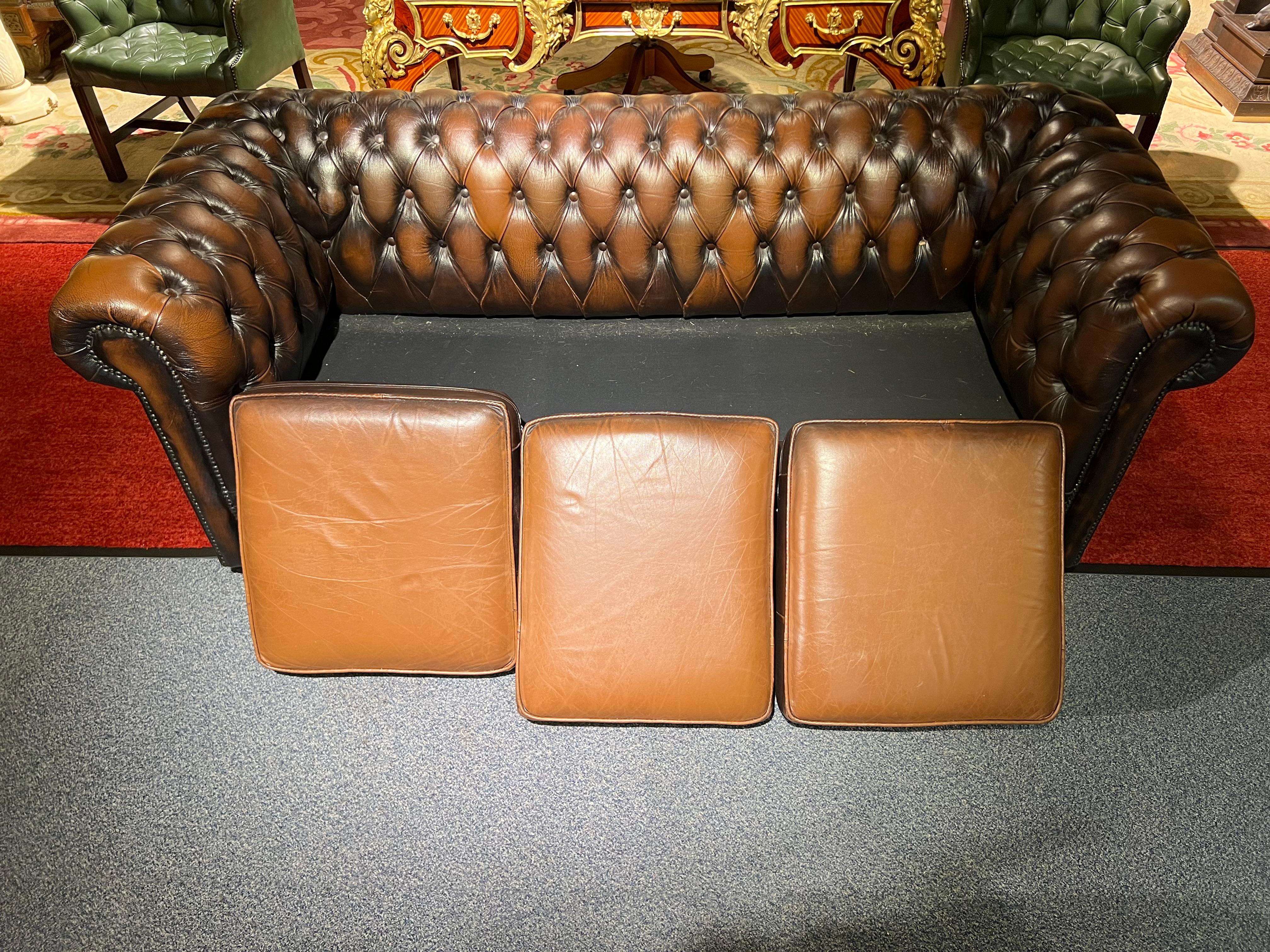 Original Chesterfield Vintage Brown Three Seat Sofa In Good Condition For Sale In Berlin, DE