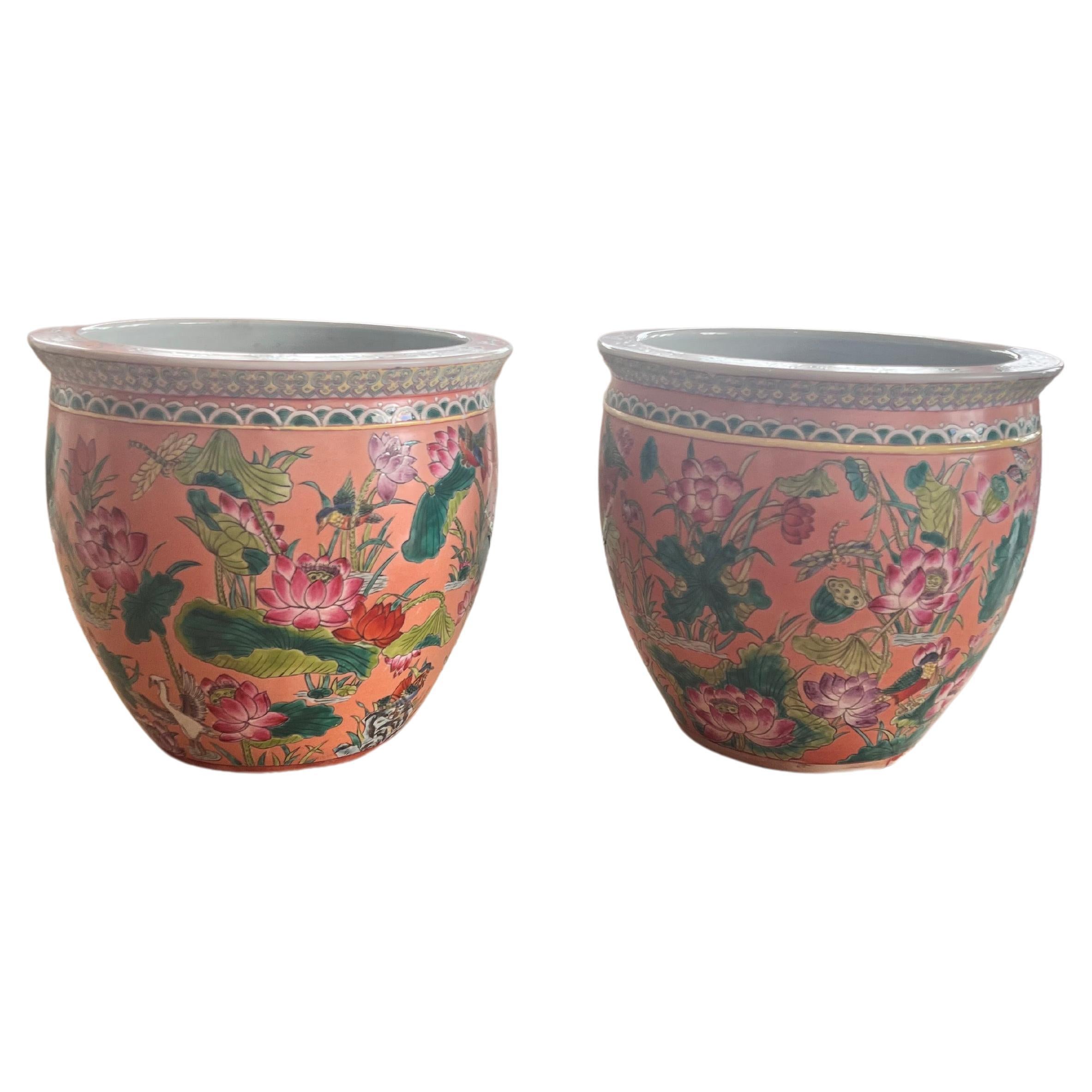 Chinesische Keramikvasen
Schöne Stücke für  Ausstattung des Wohnzimmers oder des Hauptempfangsbereichs.
Schöne Koralle und grünes Design und Blumen und Fische. 
Größe 40x36 cm / 15,74 x 14,17 Zoll. 

PRADERA ist ein in zweiter Generation