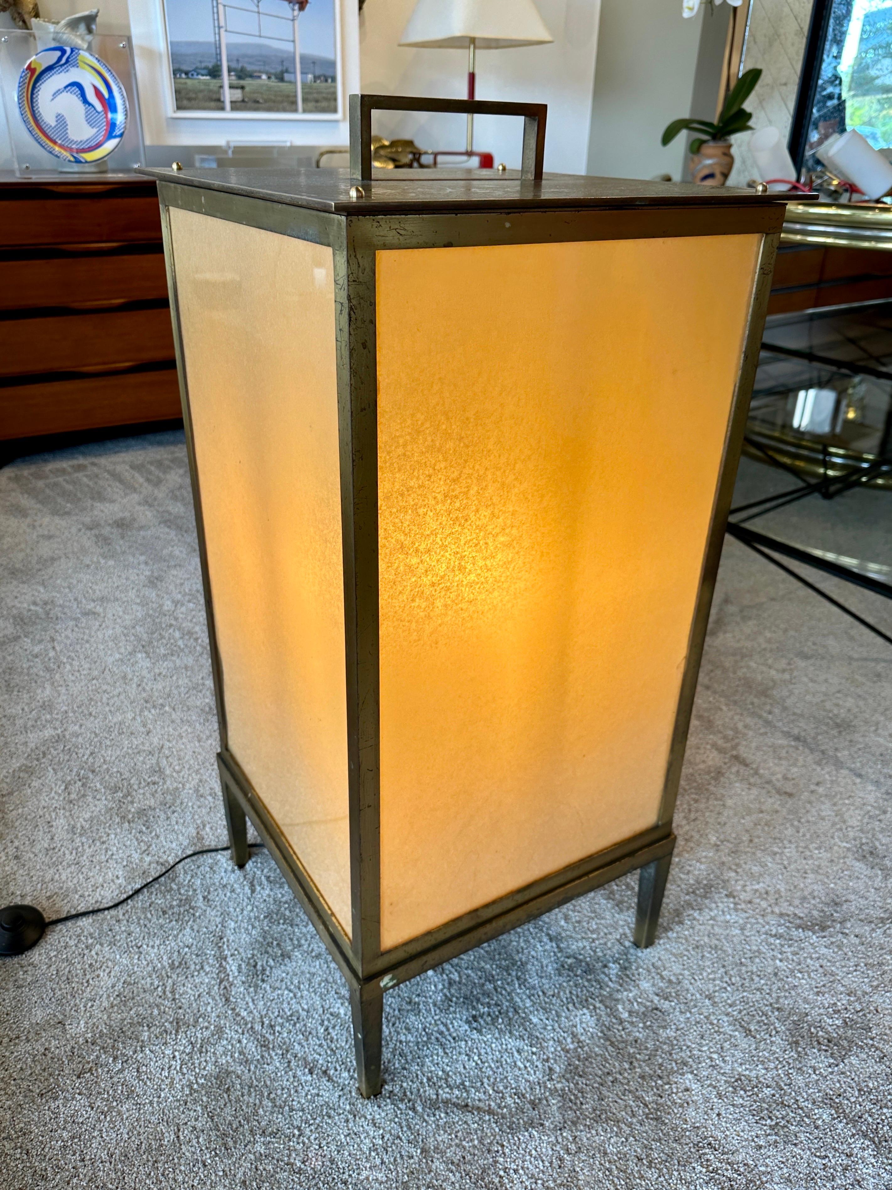 Cette lanterne japonaise surdimensionnée en bronze lourd et panneaux de verre de style 