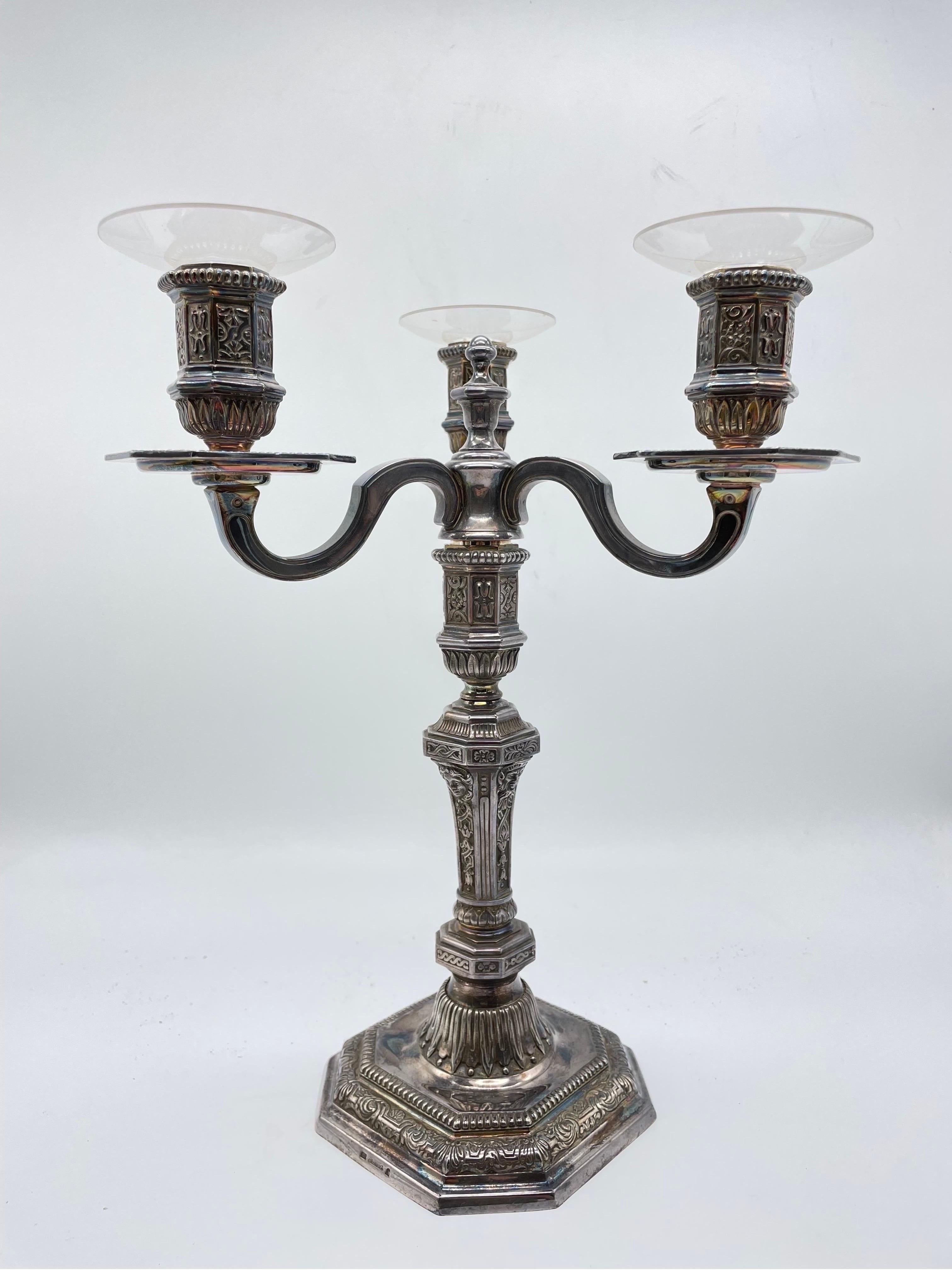Noble original Christofle candlestick

Multi-profiled base, shaft and grommets. 3 curved light arms. Extremely high quality and noble processing. With patina. If necessary, the candlestick can be cleaned, then it shines like new.

Candlestick,