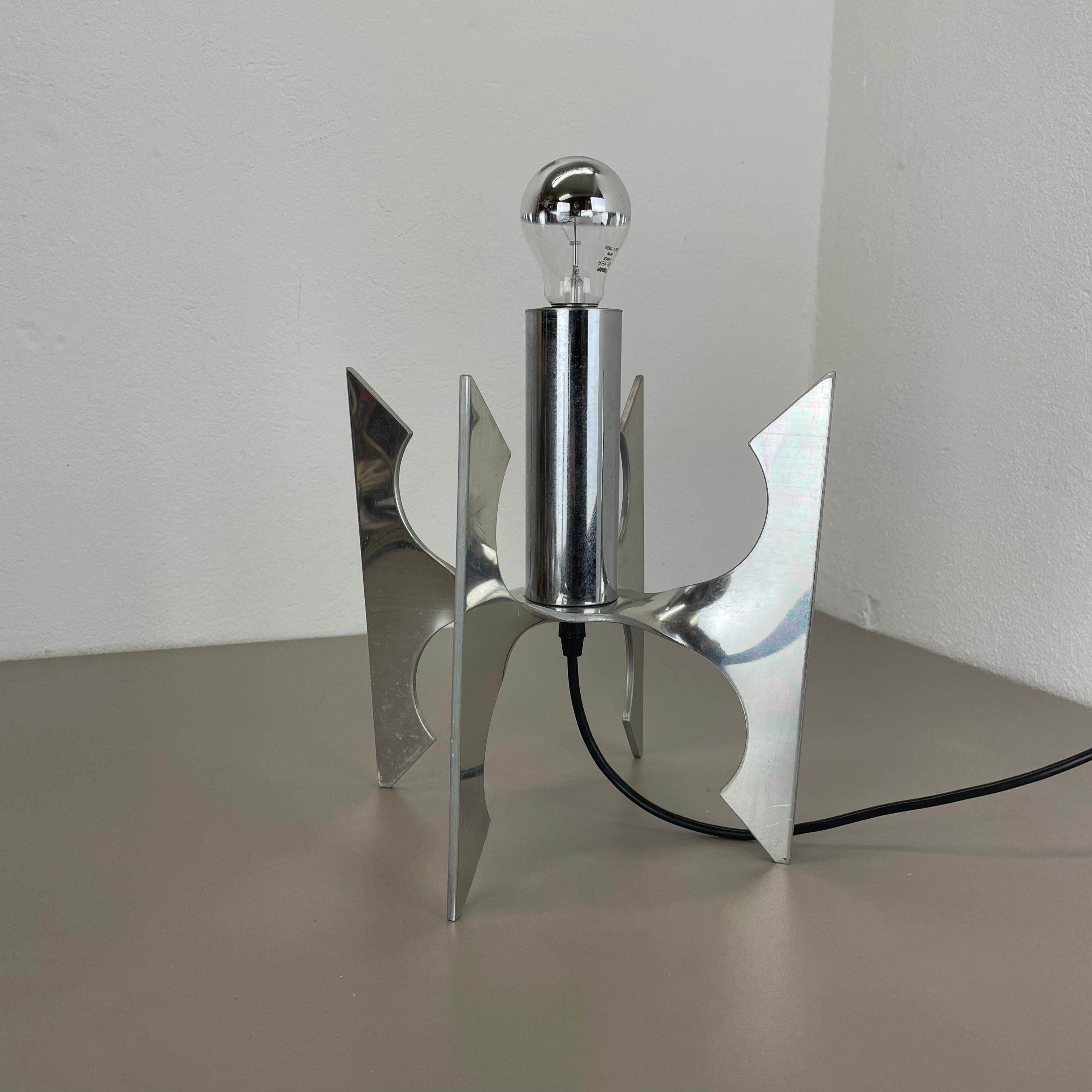 Tischleuchte

Produzent Staff Light, Deutschland

Entworfen von Motoko Ishii

1970s.

Diese Tischleuchte wurde in den 1970er Jahren von Motoko Ishii entworfen und in den 1970er Jahren von seiner Firma Staff Light in Deutschland hergestellt. Diese