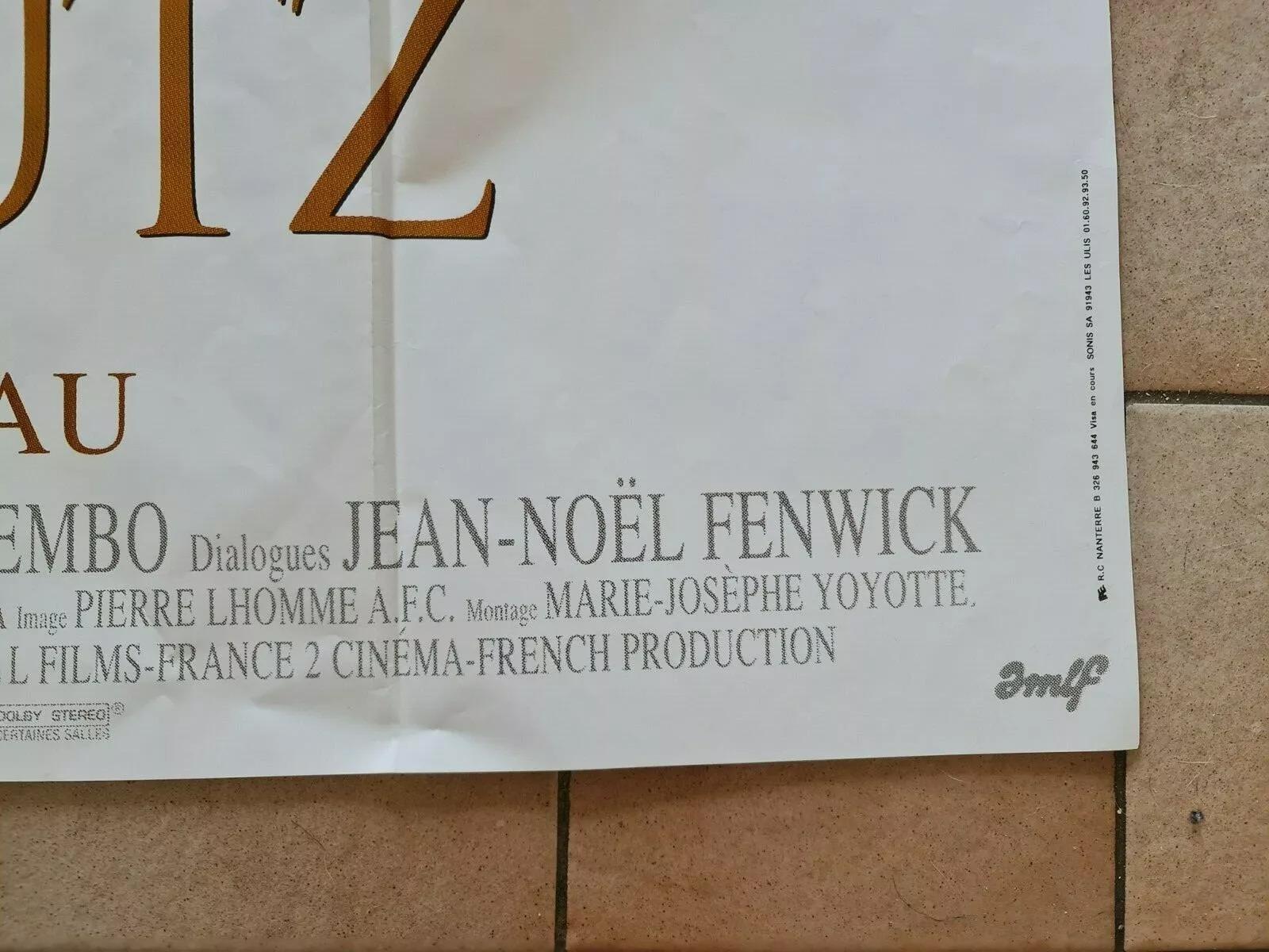 Dieses lebendige Original-Kinoplakat der französischen Komödie Les Palmes de M. Schutz von 1997 unter der Regie von Claude Pinoteau fängt den Charme dieses beliebten Films ein. Dieses großformatige Plakat ist eine fantastische Ergänzung für jede