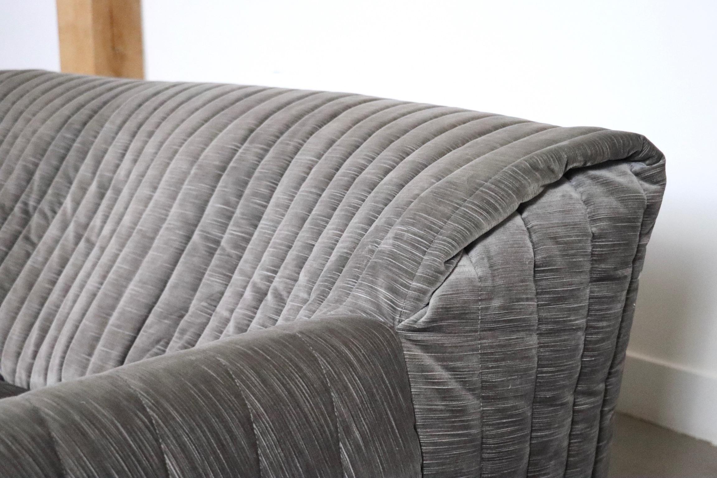 Magnifique canapé trois places en velours violet d'origine, par Annie Hieronimus pour Cinna, une division de Ligne Roset, France, années 1970. Ce design incroyablement confortable et pourtant léger apportera instantanément du caractère à n'importe