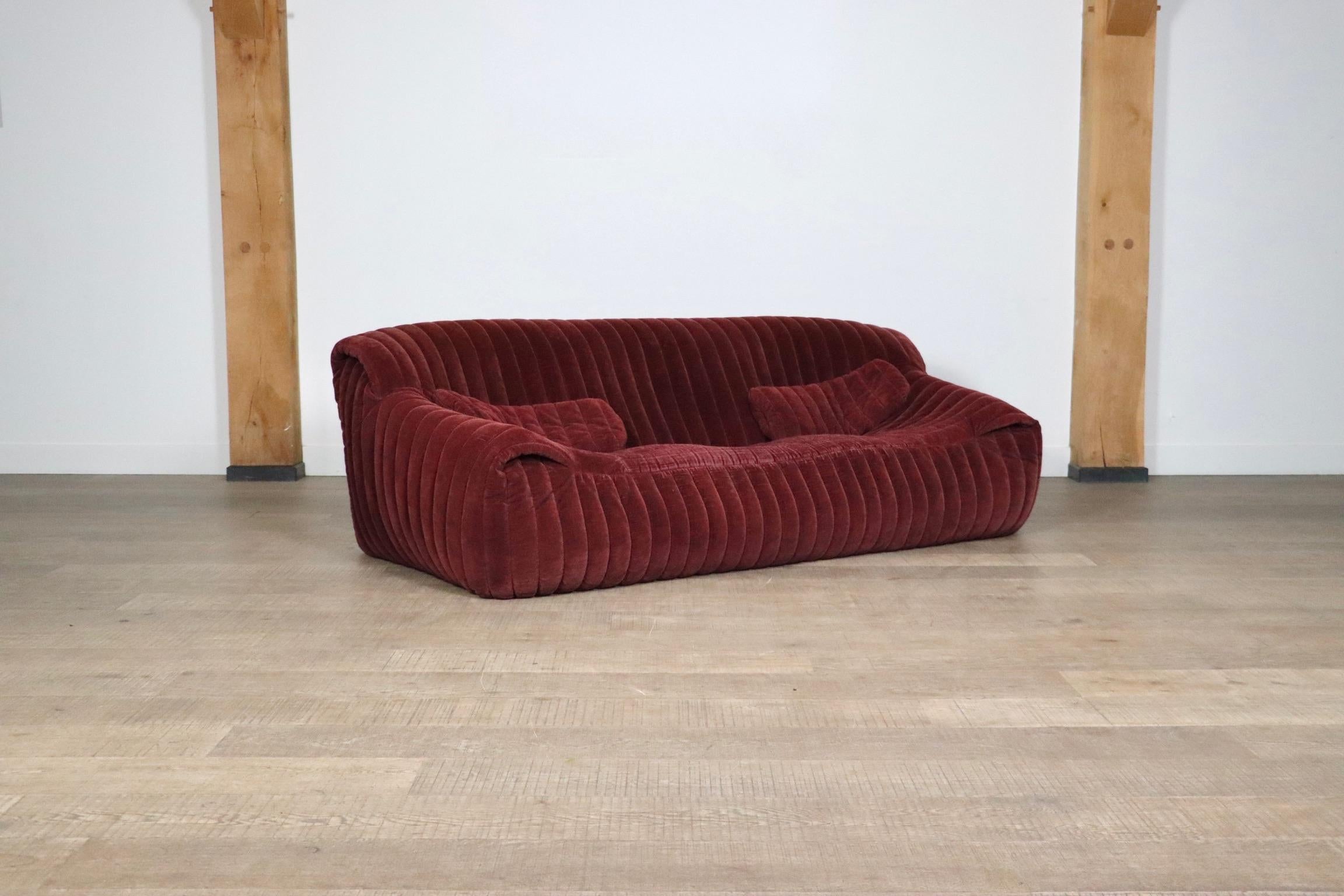 Magnifique canapé trois places en velours violet d'origine, par Annie Hieronimus pour Cinna, une division de Ligne Roset, France, années 1970. Ce design incroyablement confortable et pourtant léger apportera instantanément du caractère à n'importe
