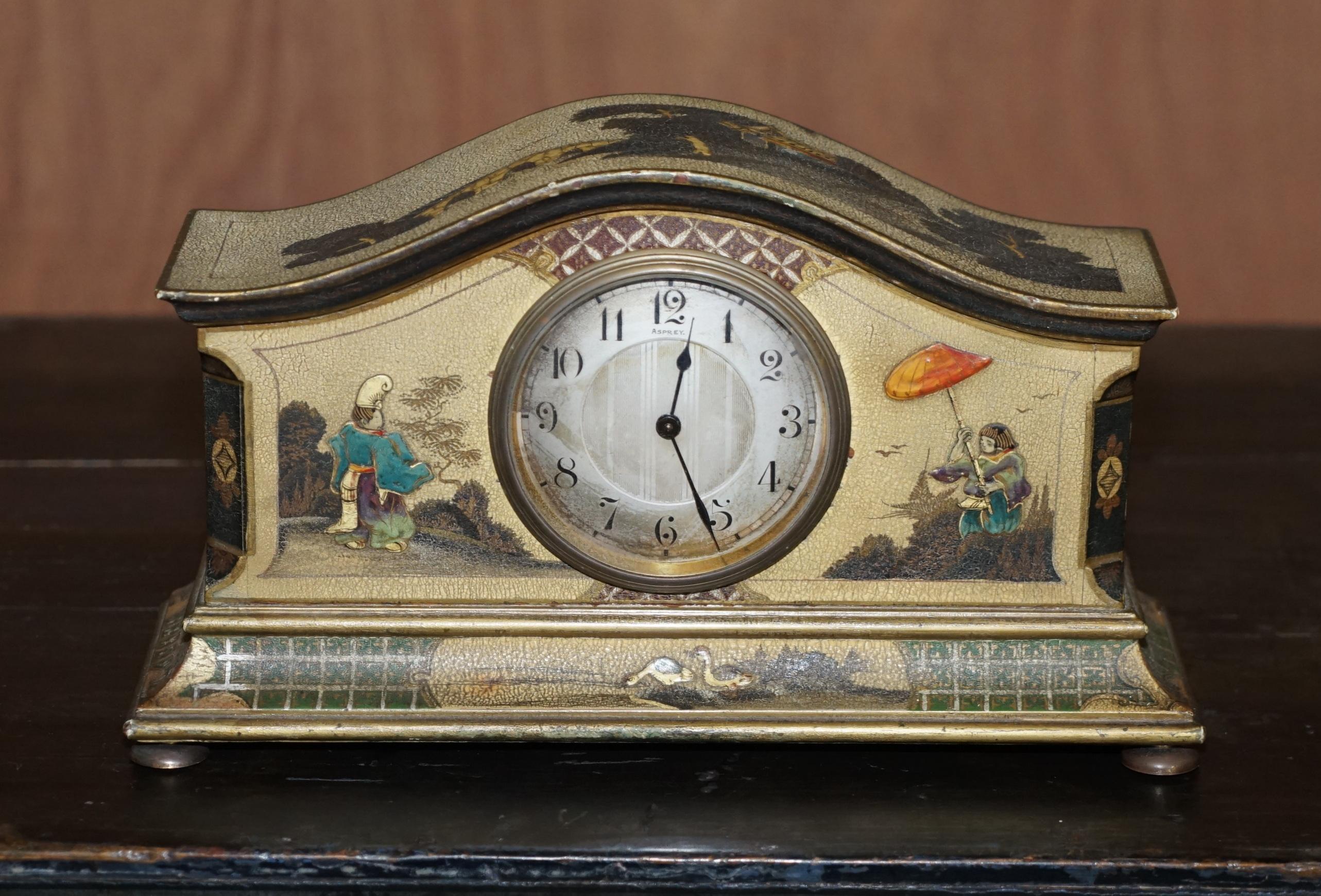 Wir freuen uns, diese schöne originale Asprey London Chinoiserie Mantle Clock aus den 1920er Jahren anbieten zu können.

Ein sehr dekoratives und gut verarbeitetes Stück, das über eine der besten Silberschmieden, die England je hervorgebracht hat,