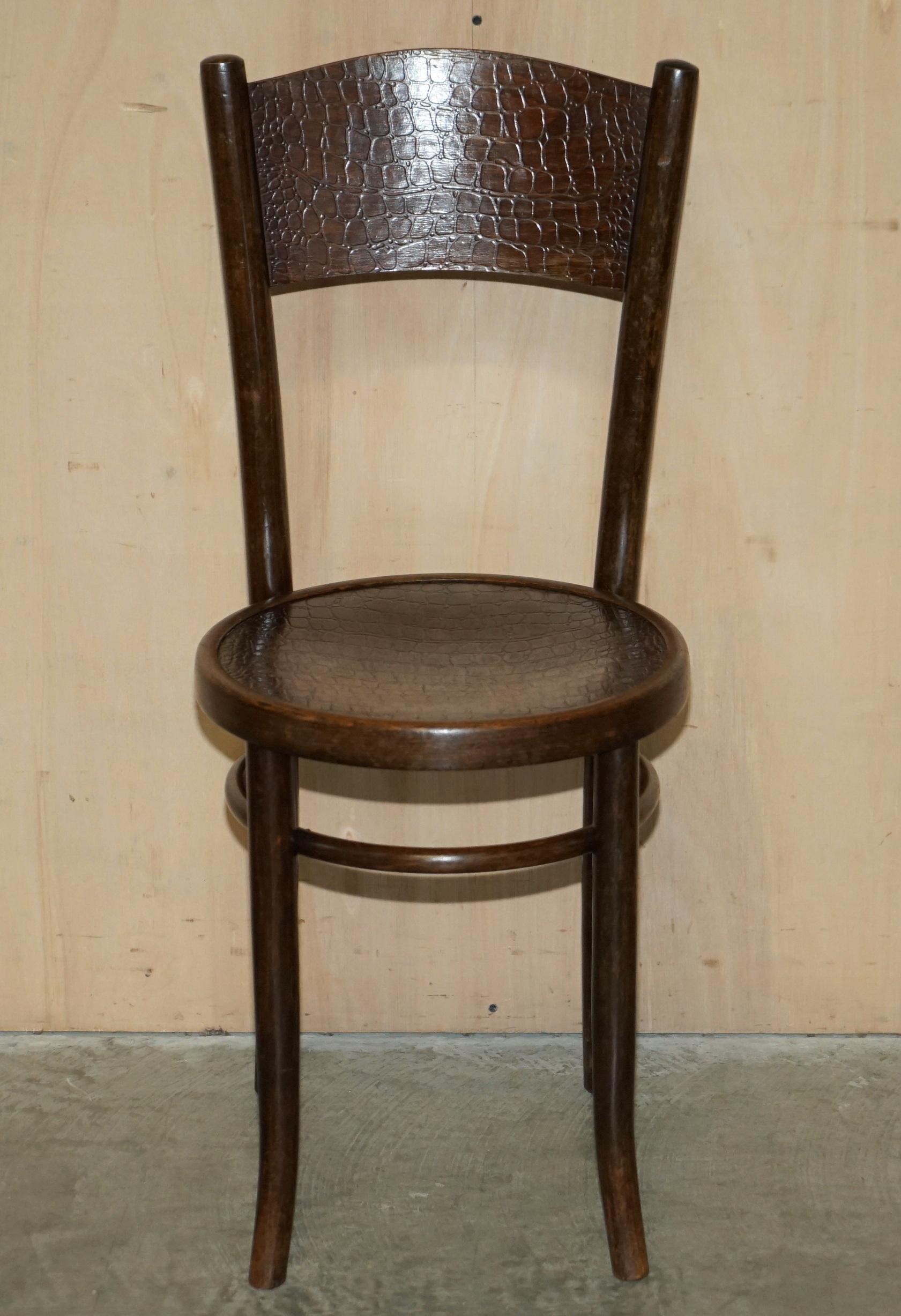 Nous avons le plaisir de proposer à la vente cette chaise à dossier haut en bois courbé d'origine, entièrement estampillée Mundus Vienna Austria.

Une très belle pièce de bonne facture datant d'environ 1920. Il est en bois courbé, comme celui de