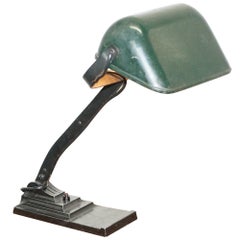 Original ca. 1930er Jahre Erpe Bankers Lampe mit Drei-Stufen-Sockel und Original-Schalter