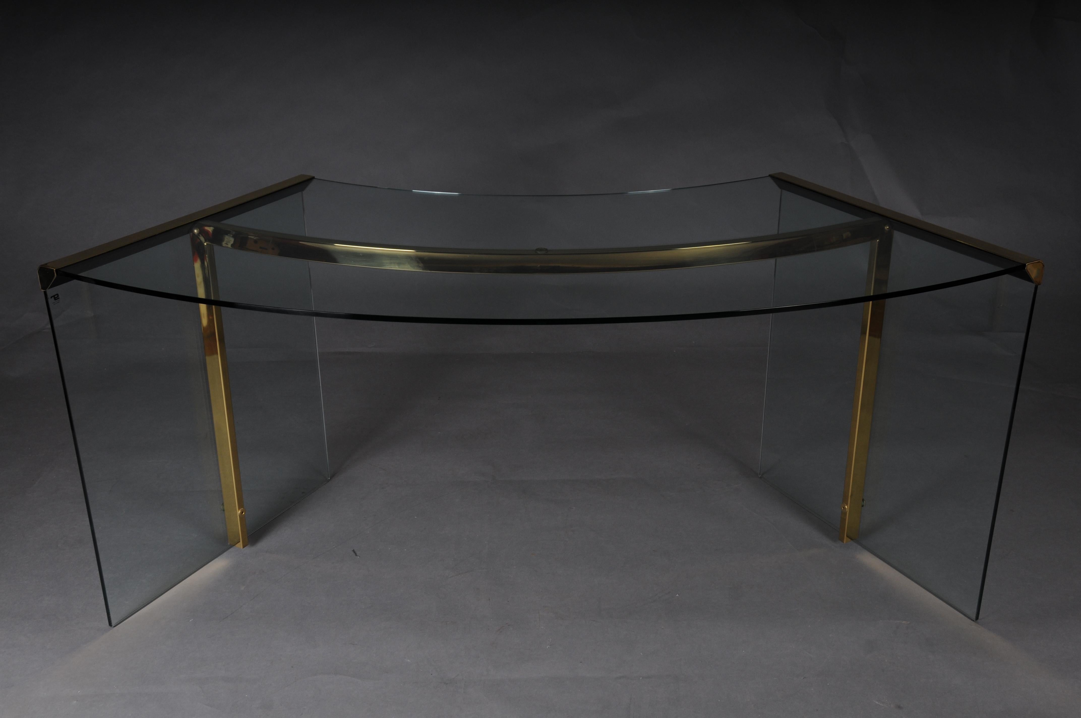 Escritorio presidencial clásico original Cristal y latón dorado, Gallotti & Radice Italia

Escritorio presidencial de cristal de seguridad con marco de acero inoxidable. Diseñada originalmente por Gallotti & Radice en 1971, esta pieza se fabricó