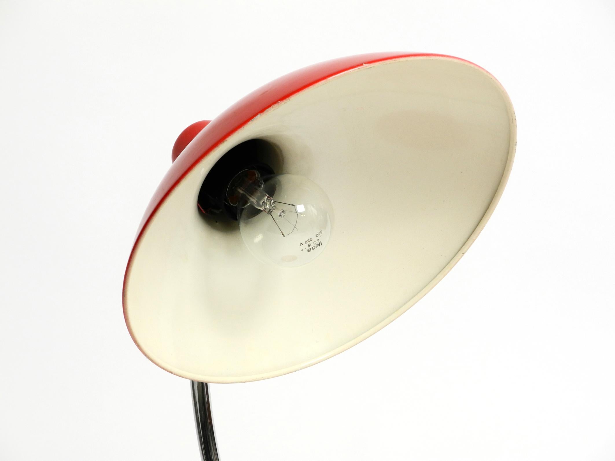 Lampe de bureau Kaiser Idell classique rouge originale en métal Modèle 6786 des années 1960 en vente 6