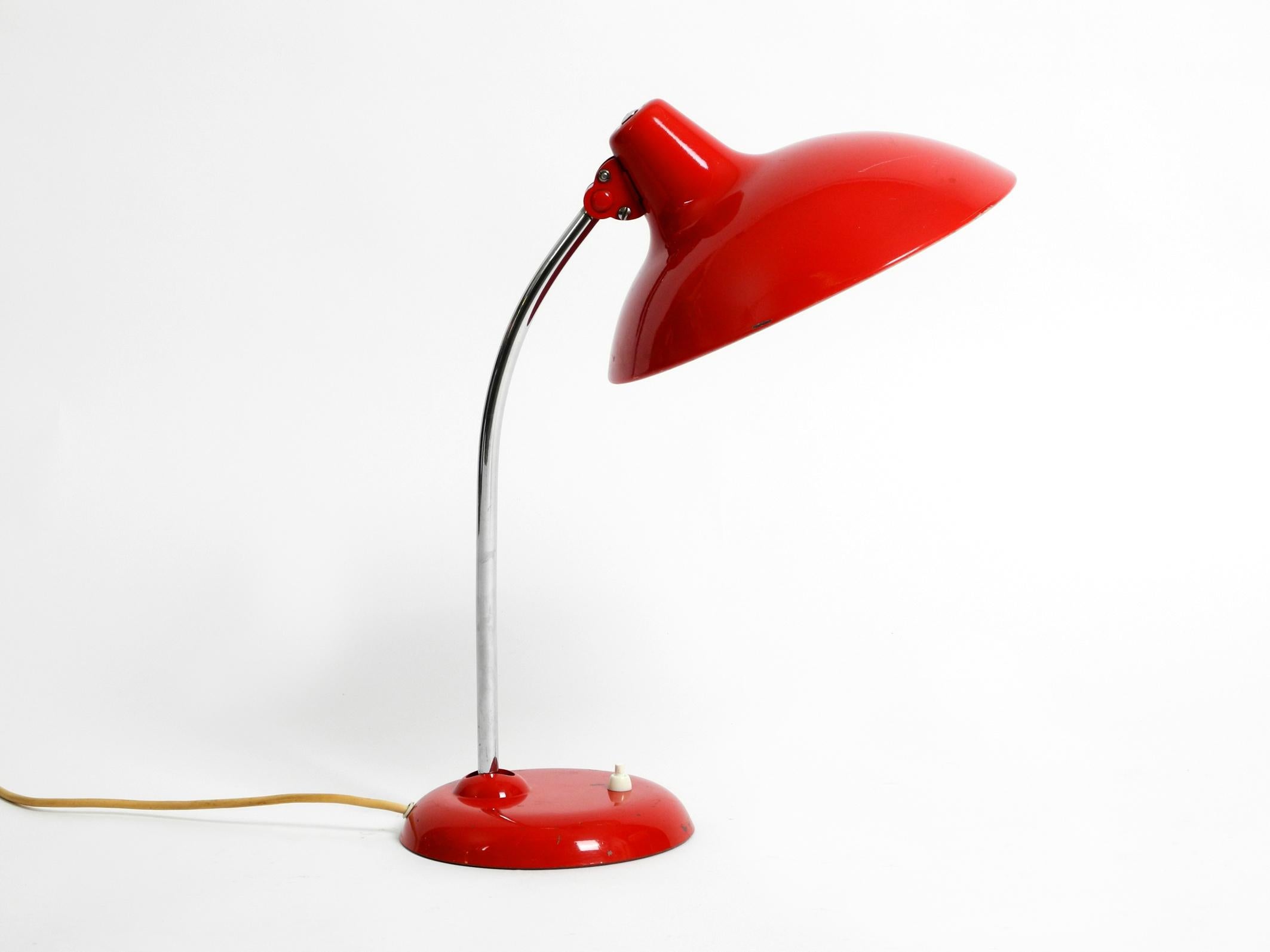 Mid-Century Modern Lampe de bureau Kaiser Idell classique rouge originale en métal Modèle 6786 des années 1960 en vente