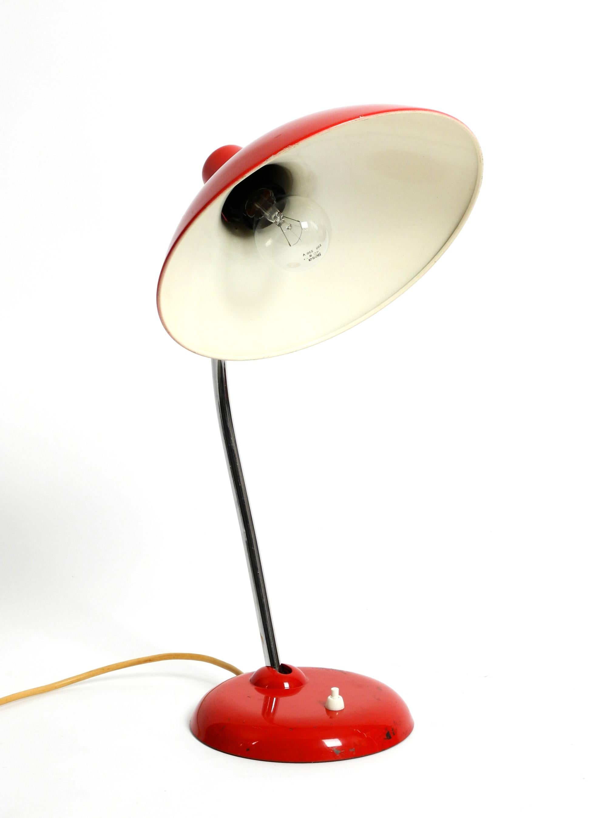 Milieu du XXe siècle Lampe de bureau Kaiser Idell classique rouge originale en métal Modèle 6786 des années 1960 en vente