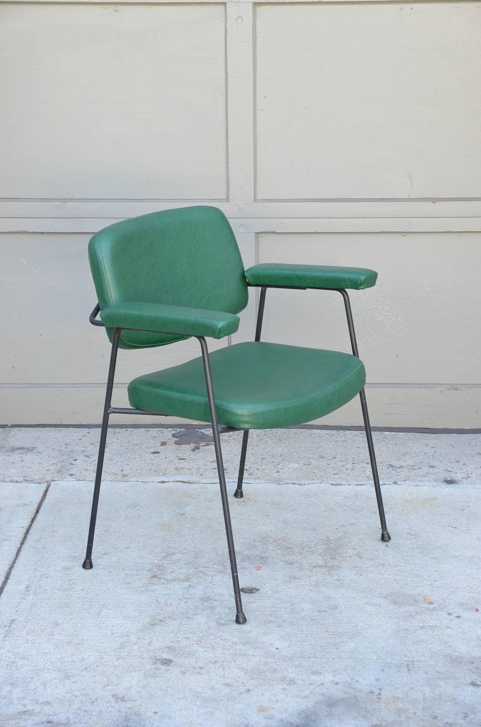 Original CM197-Sessel von Pierre Paulin. Entworfen für Thonet, Frankreich, 1958. Grüne Vinyl-Polsterung in ausgezeichnetem Originalzustand. Kann mit zwei Yards C.O.M. leicht neu gepolstert werden.