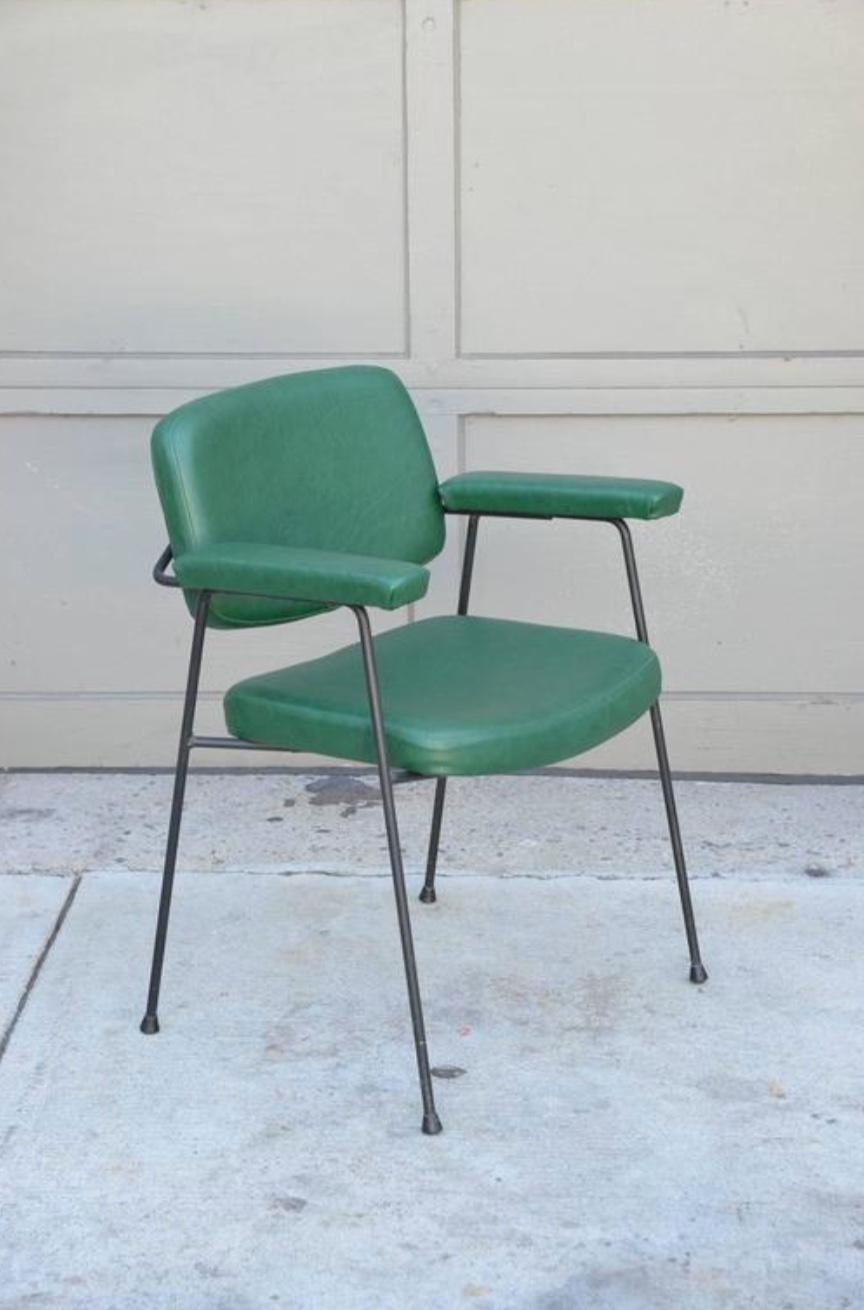 Original CM197-Sessel von Pierre Paulin. Entworfen für Thonet, Frankreich, 1958. Grüne Vinyl-Polsterung in ausgezeichnetem Originalzustand. Can be repolstered easily with two yards C.O.M.