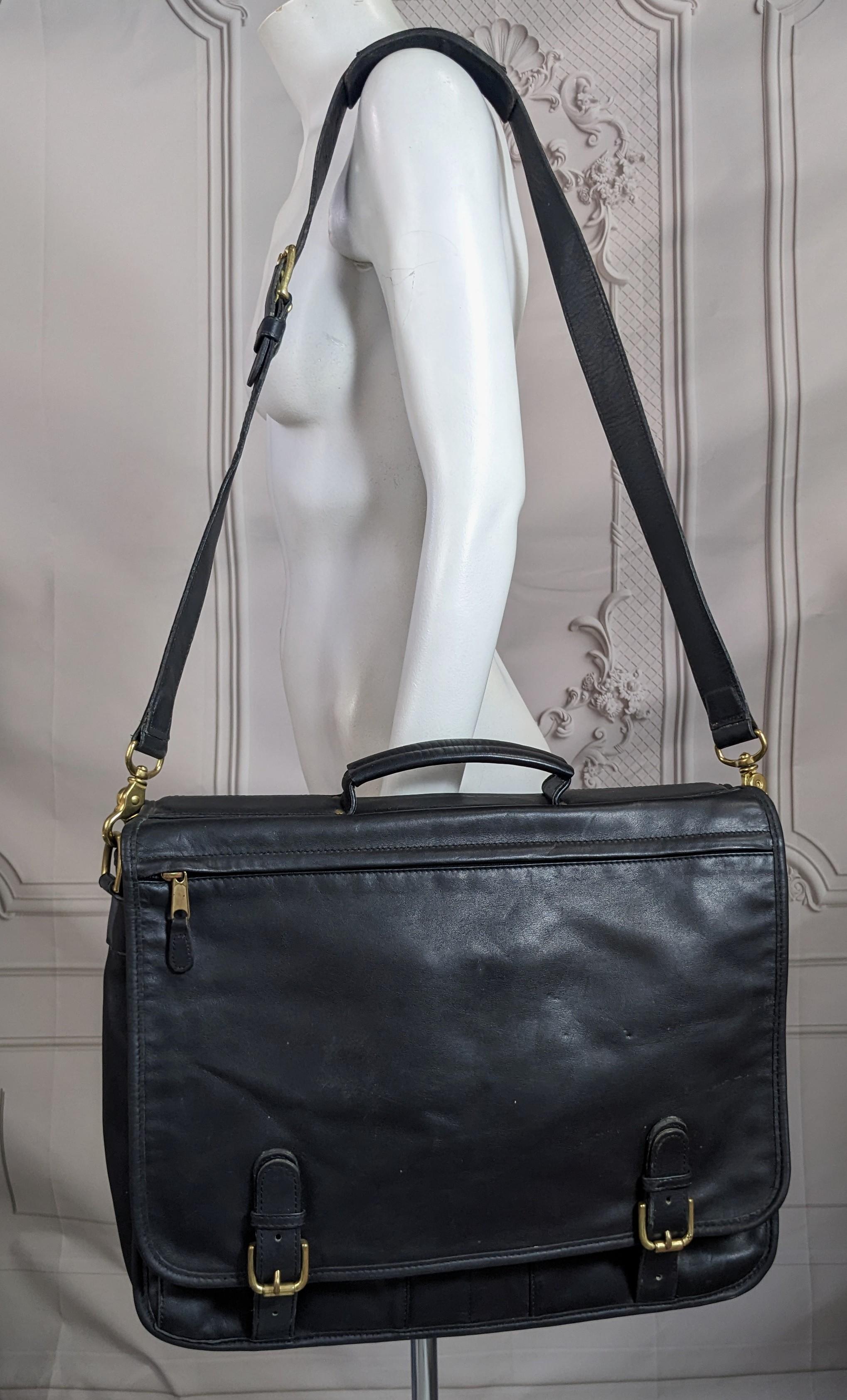 Original maletín vintage Coach de piel de los años 90. Bonita piel de becerro mezclada con ribetes de nailon técnico. Un compartimento principal con numerosos bolsillos interiores, un bolsillo exterior con cremallera en la solapa y un bolsillo