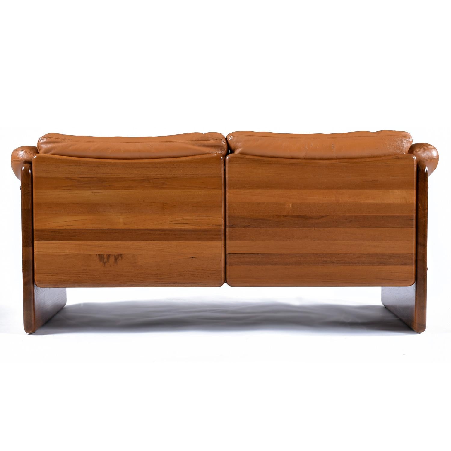 Cognacfarbenes dänisches Loveseat-Sofa aus massivem Teakholz von A. Mikael Laursen (Leder)