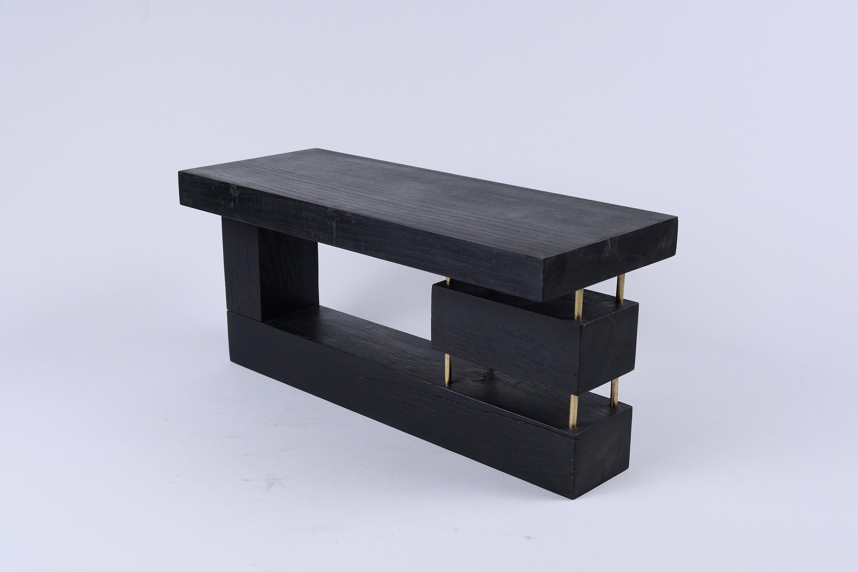 Pièce unique en bois utilisable comme table d'appoint ou simplement comme objet décoratif. Il est fabriqué à partir d'une combinaison de chêne brûlé et de laiton de haute qualité, et protégé par des huiles de la plus haute qualité, ce qui garantit