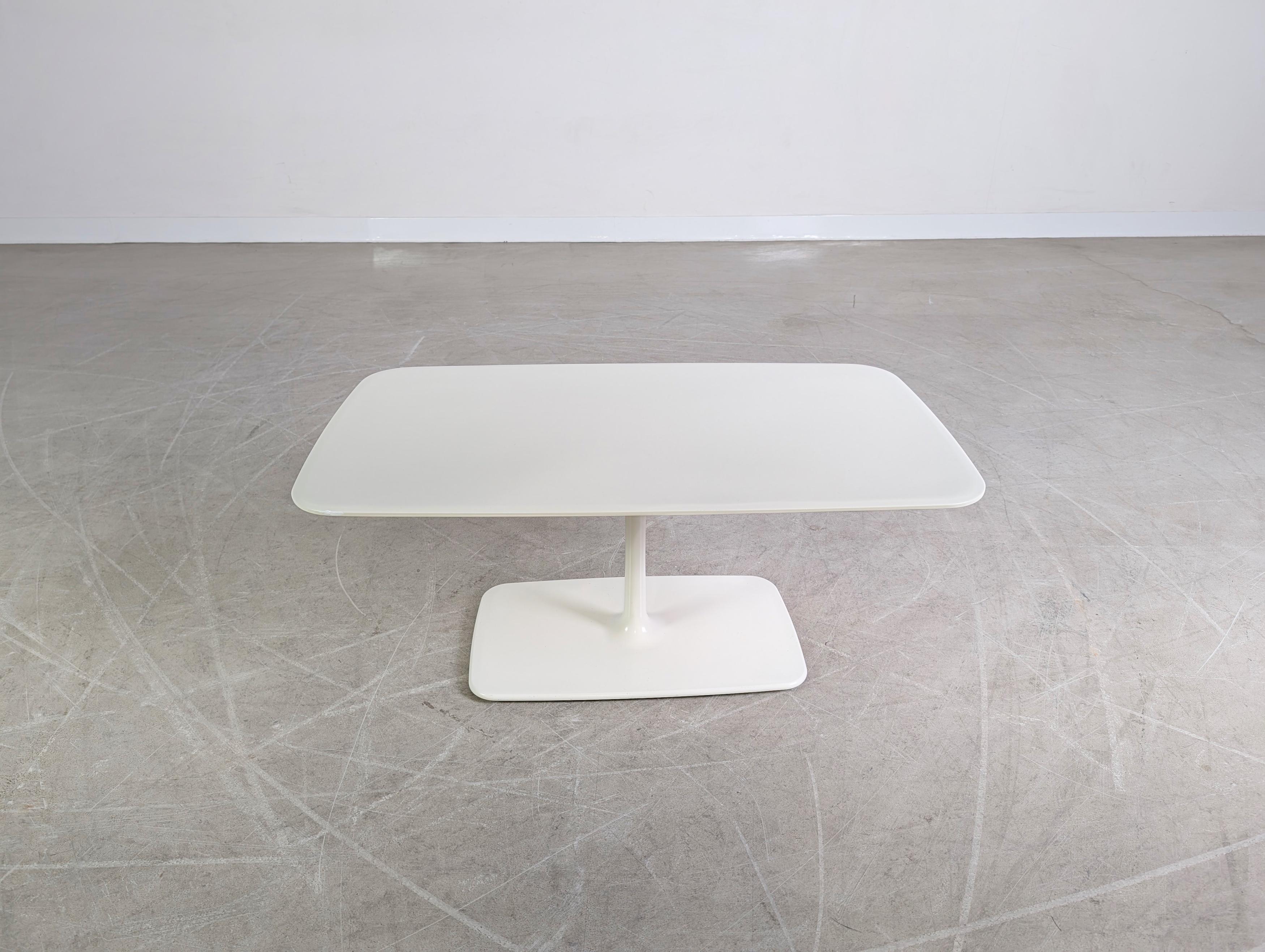 Wir bieten einen wunderschönen CORS 1785 Couchtisch aus dem Jahr 2017 zum Verkauf an. L'utilisation de la couchette et du repose-pieds se fait dans un métal pulvérulent à l'aspect brillant.

Zustand : Très bon état, avec des traces d'altération de