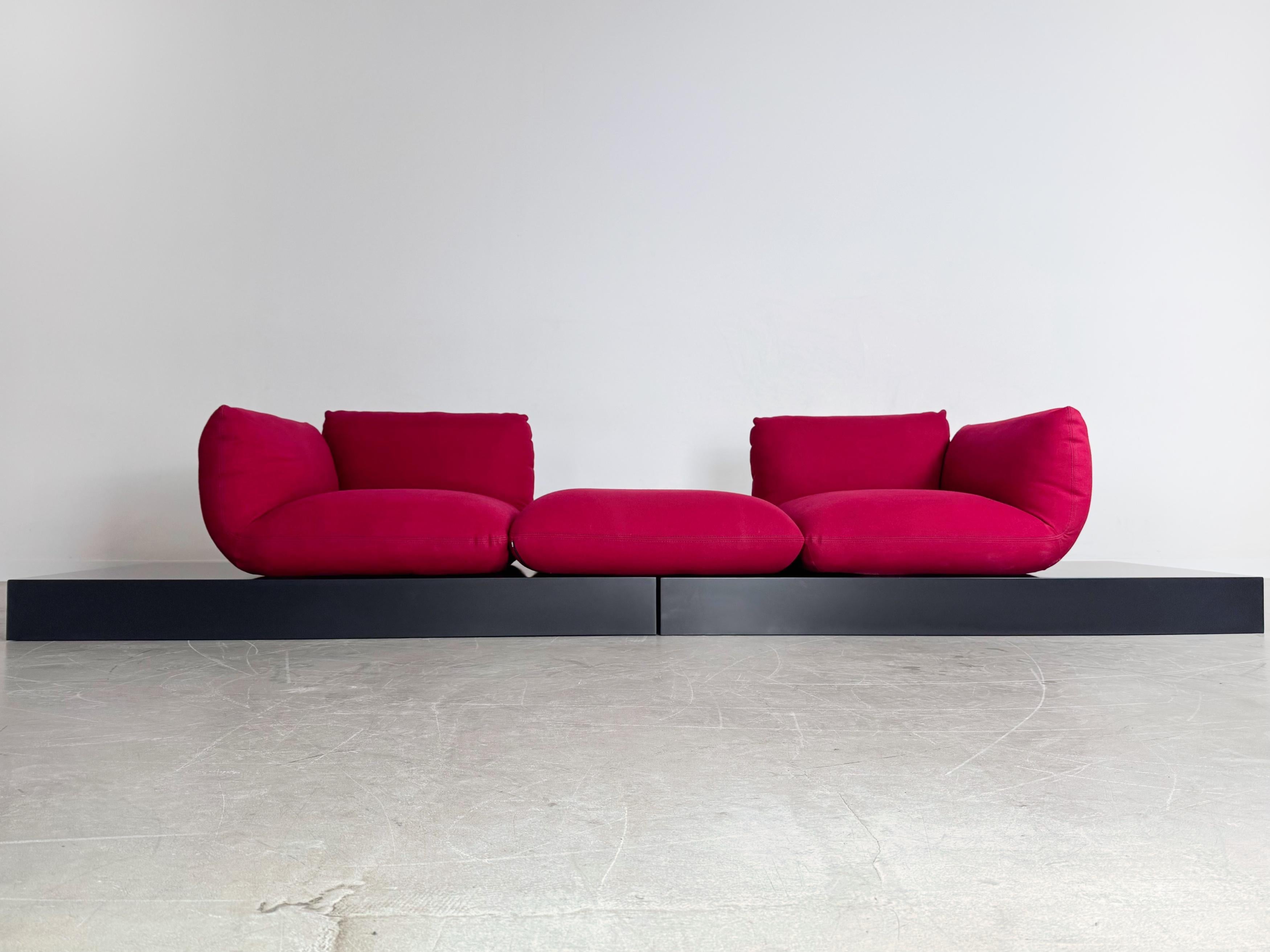 Postmoderne Couchon de canapé COR Jalis Jehs & Laub Filz motif magenta en vente