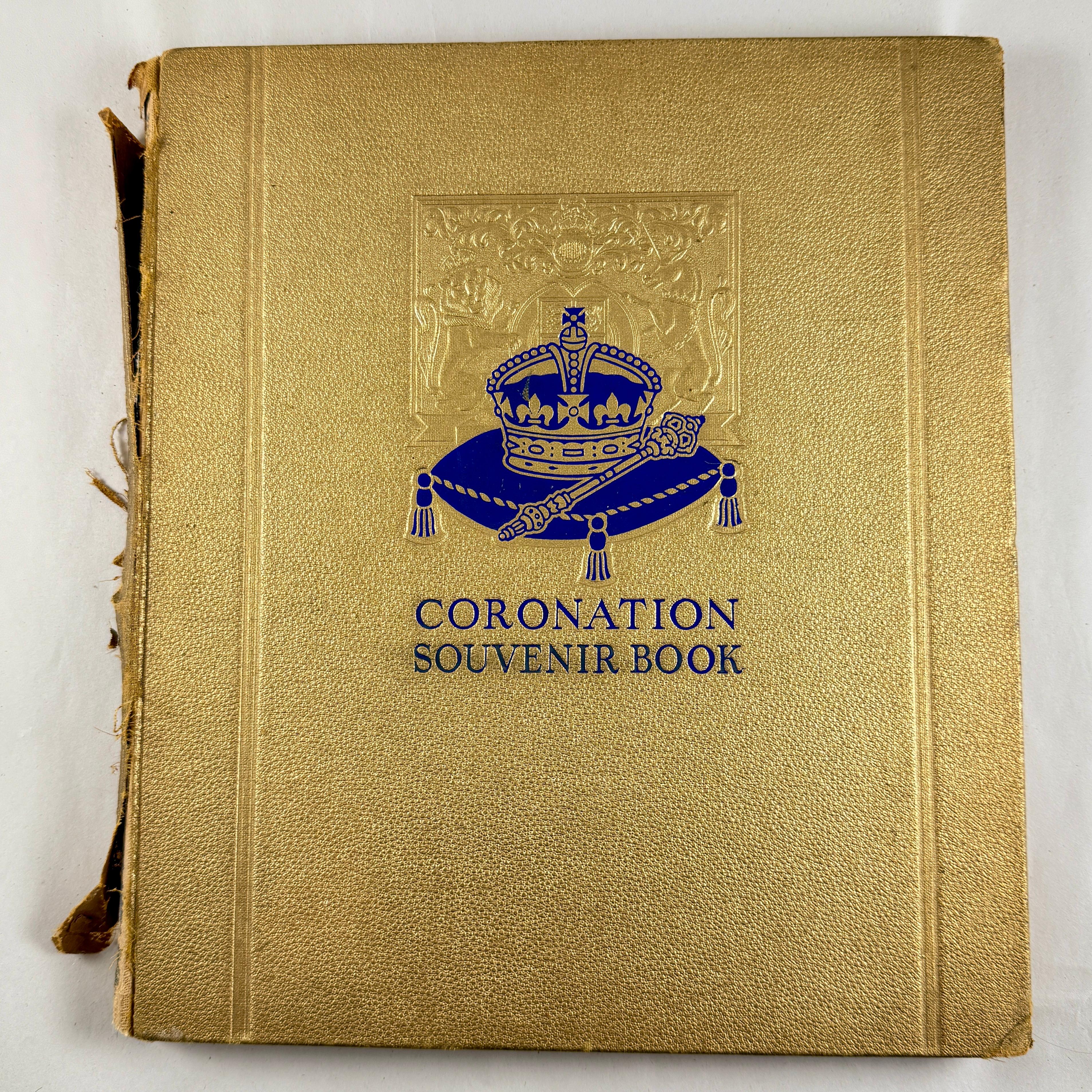 Eine Originalausgabe des Krönungs-Souvenirbuchs von König Gorge VI. 1937 von Gordon Beckles, veröffentlicht von Daily Express Publication, London, 1937

Diese Ausgabe wurde anlässlich der Krönung des Großvaters des heutigen Königs Charles und des