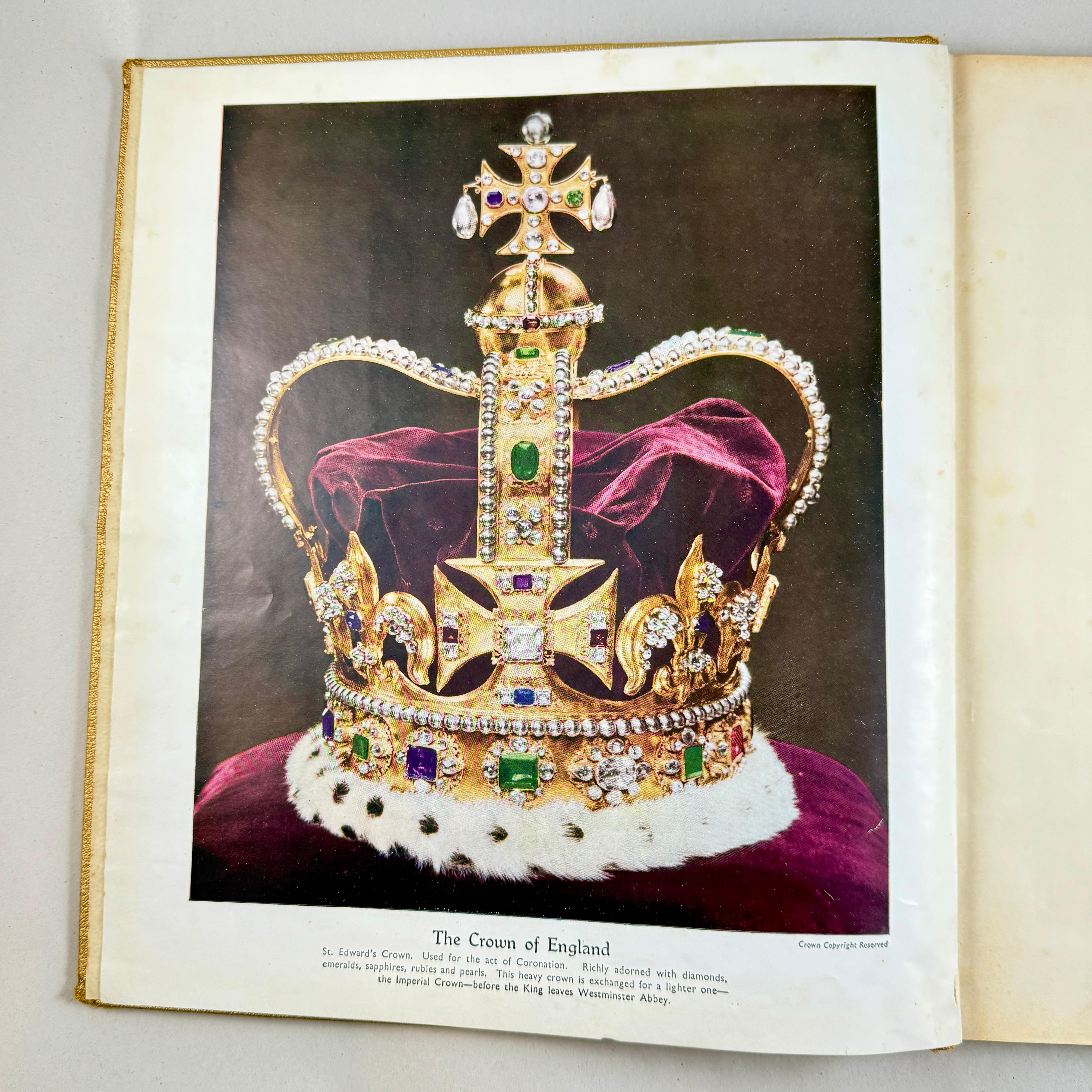 Original Krönungs-Souvenirbuch von König Georg VI - London  1937 im Zustand „Relativ gut“ im Angebot in Philadelphia, PA