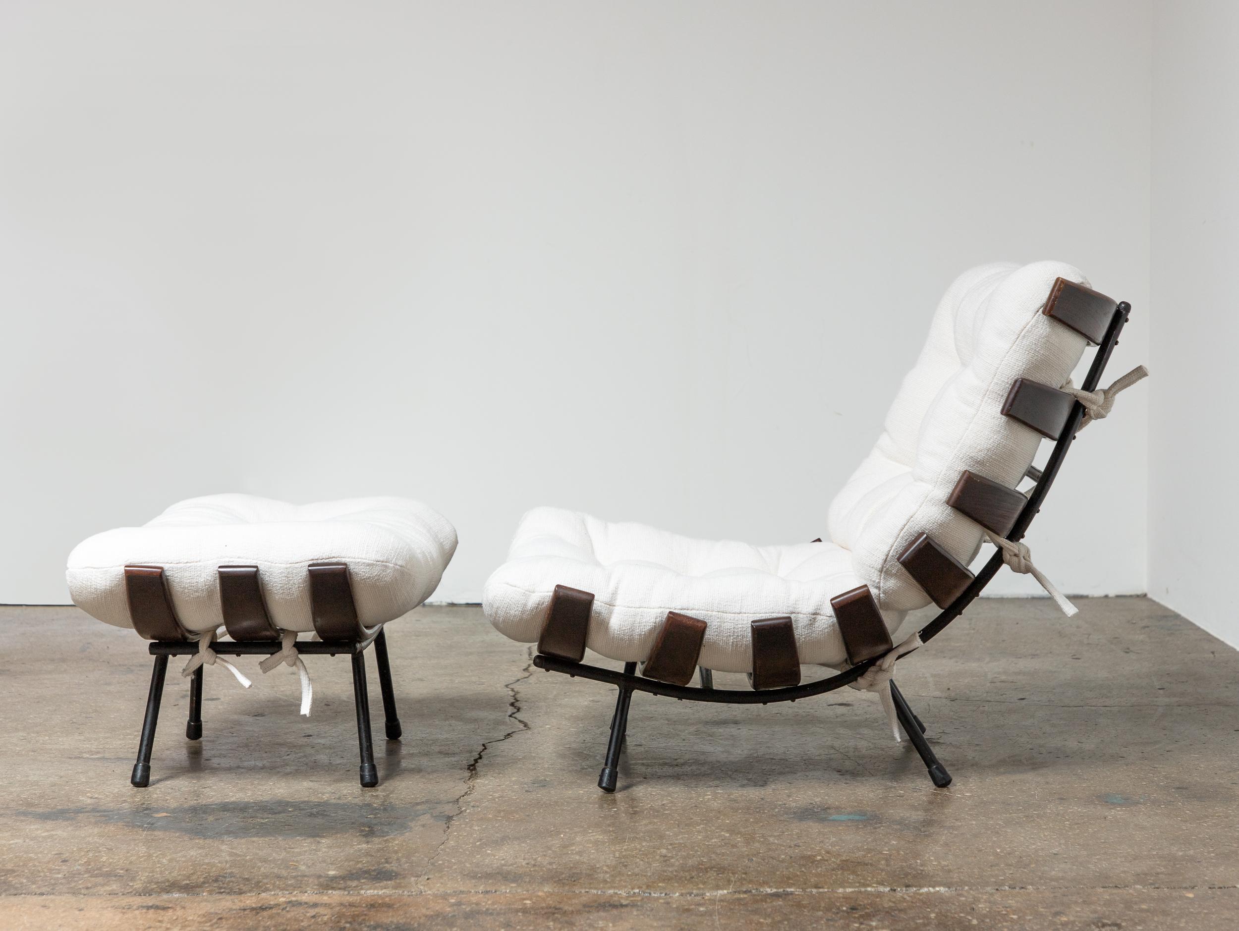 Chaise Costela originale avec ottoman assorti, conçue par Martin Eisler et Carlo Hauner pour leur entreprise commune connue sous le nom de Forma S.A. Móveis e Objetos de Arte. Le nom 