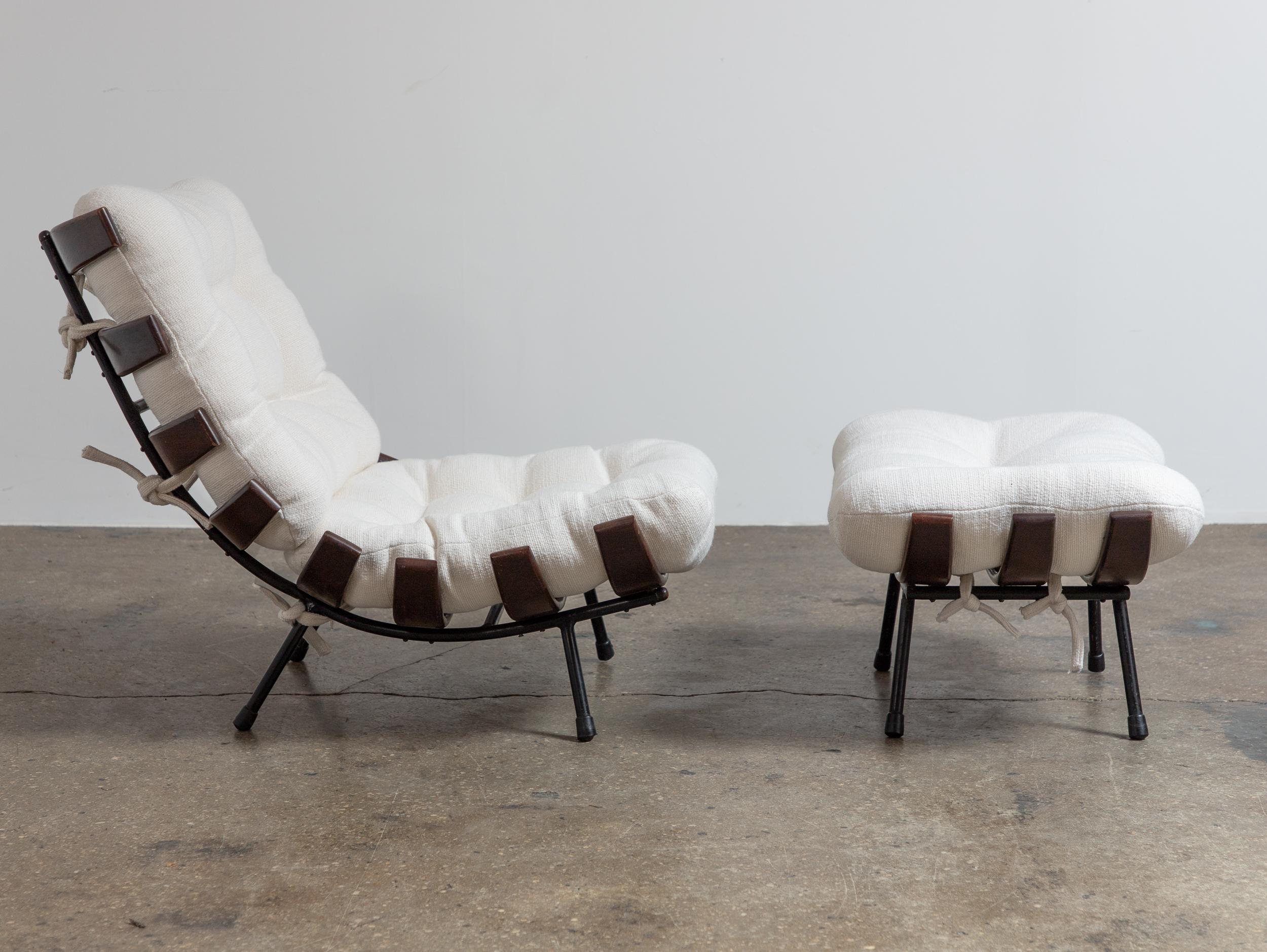 Brésilien Chaise Costela originale avec ottoman assorti, conçue par Martin Eisler et Carl en vente