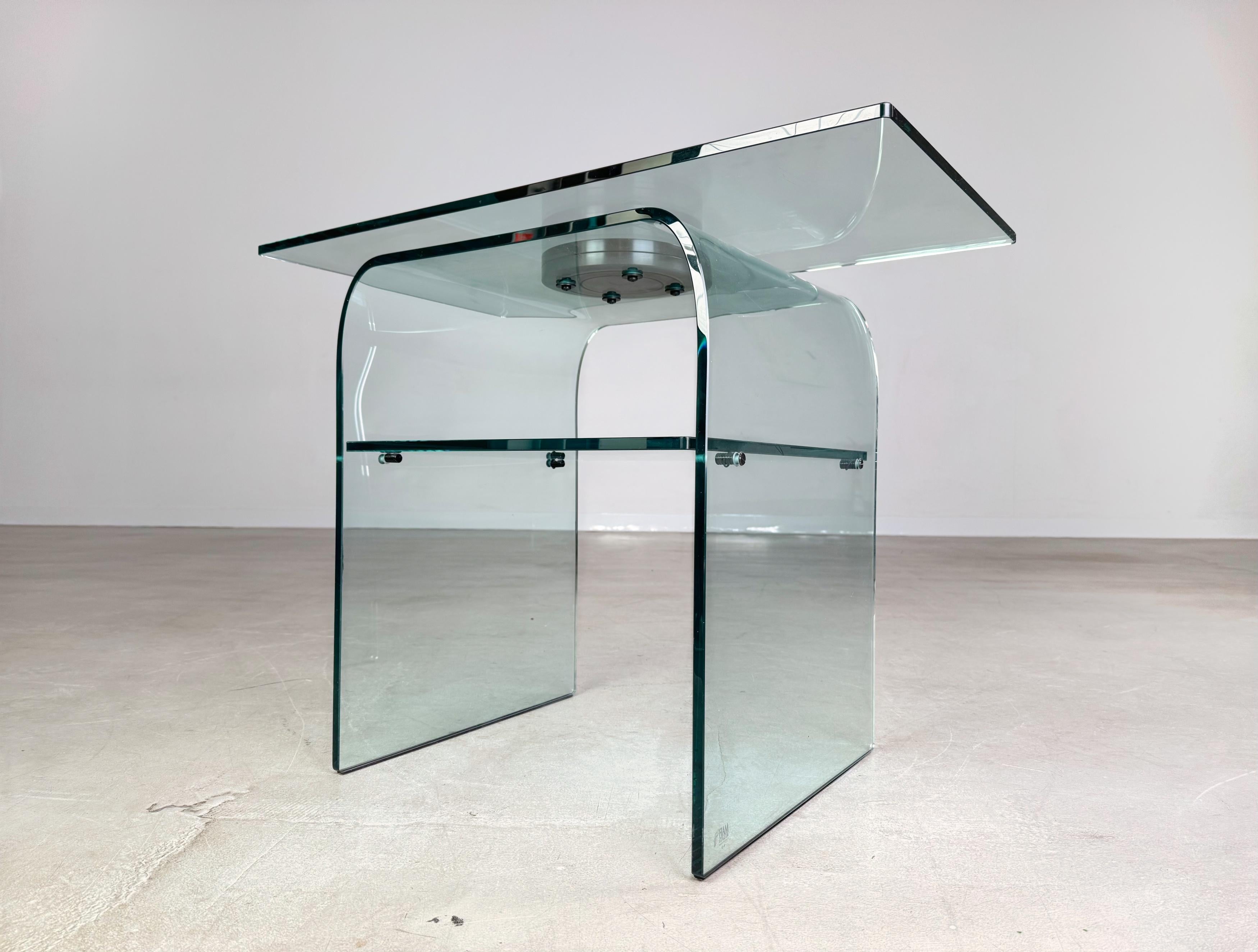 Wir bieten einen wunderschönen Glas Couchtisch mit drehbarer Tischplatte von Fiam Italia zum Verkauf an. Der Tisch wurde aus starkem, ca. 1cm dickem Glas gefertigt womit er sehr robust und widerstandsfähig ist.

Zustand: Sehr guter, nahezu