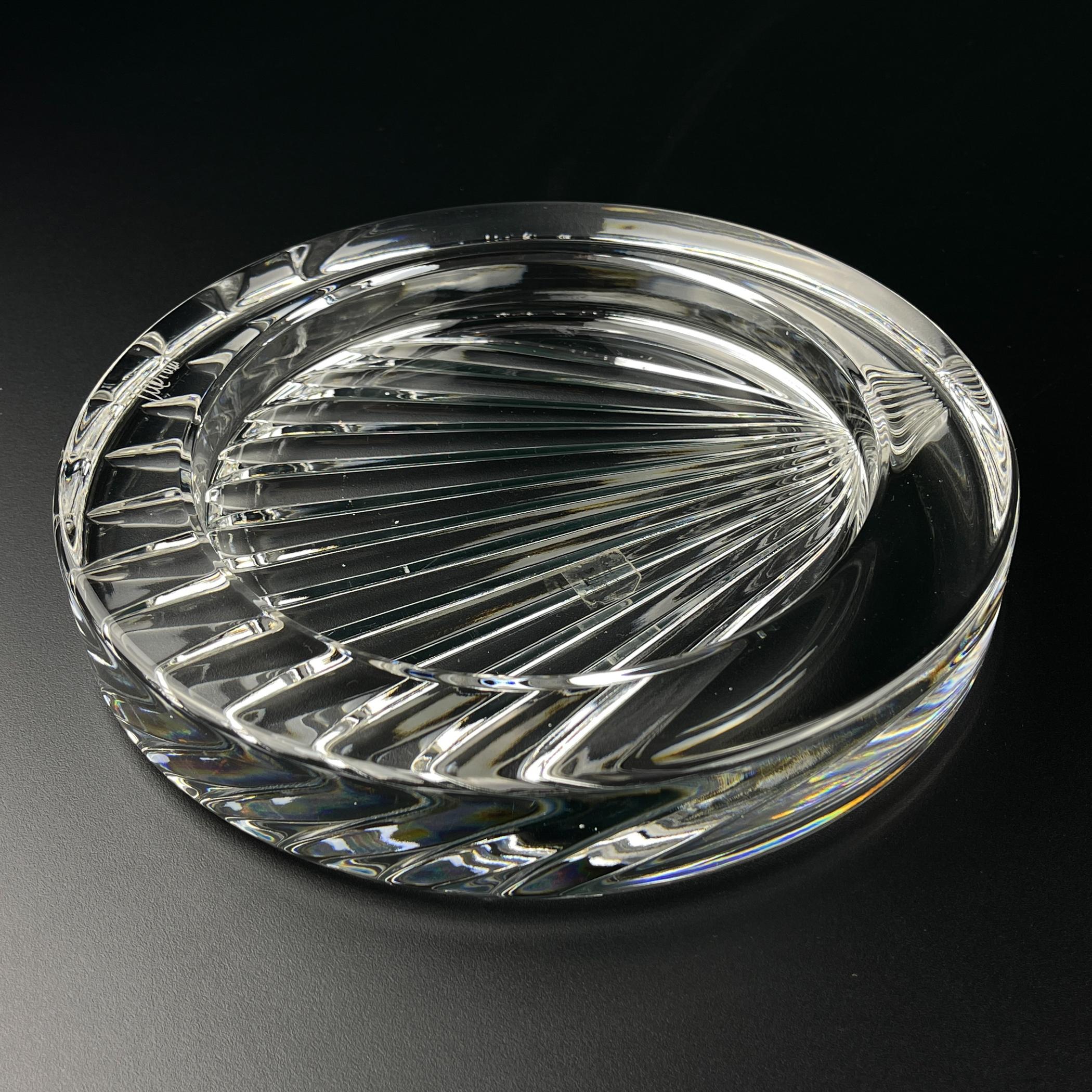 Cenicero original de cristal de Mario Cioni fabricado en Italia en la década de 1970. 
Un elegante cenicero de cristal de alta calidad, creado por el legendario maestro italiano Mario Cioni. Una característica especial de este ejemplar es la firma
