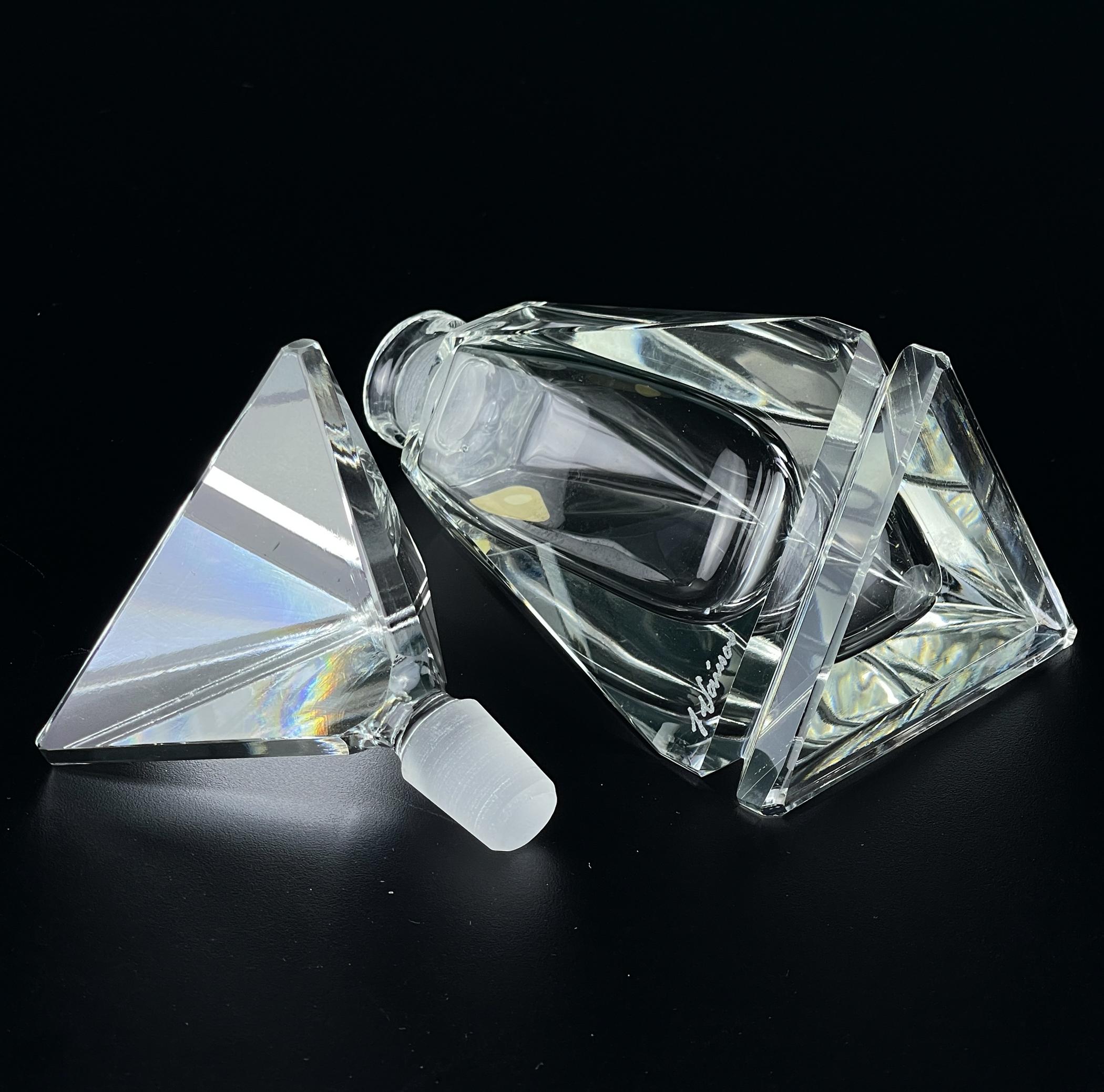 Original crystal perfume bottle by Italo Varisco for Varisco made in Treviso, Italy in the 1960s.
Three generations of Variscos have been represented in some of the most prestigious museums, including the Vatican Museum and private collections of