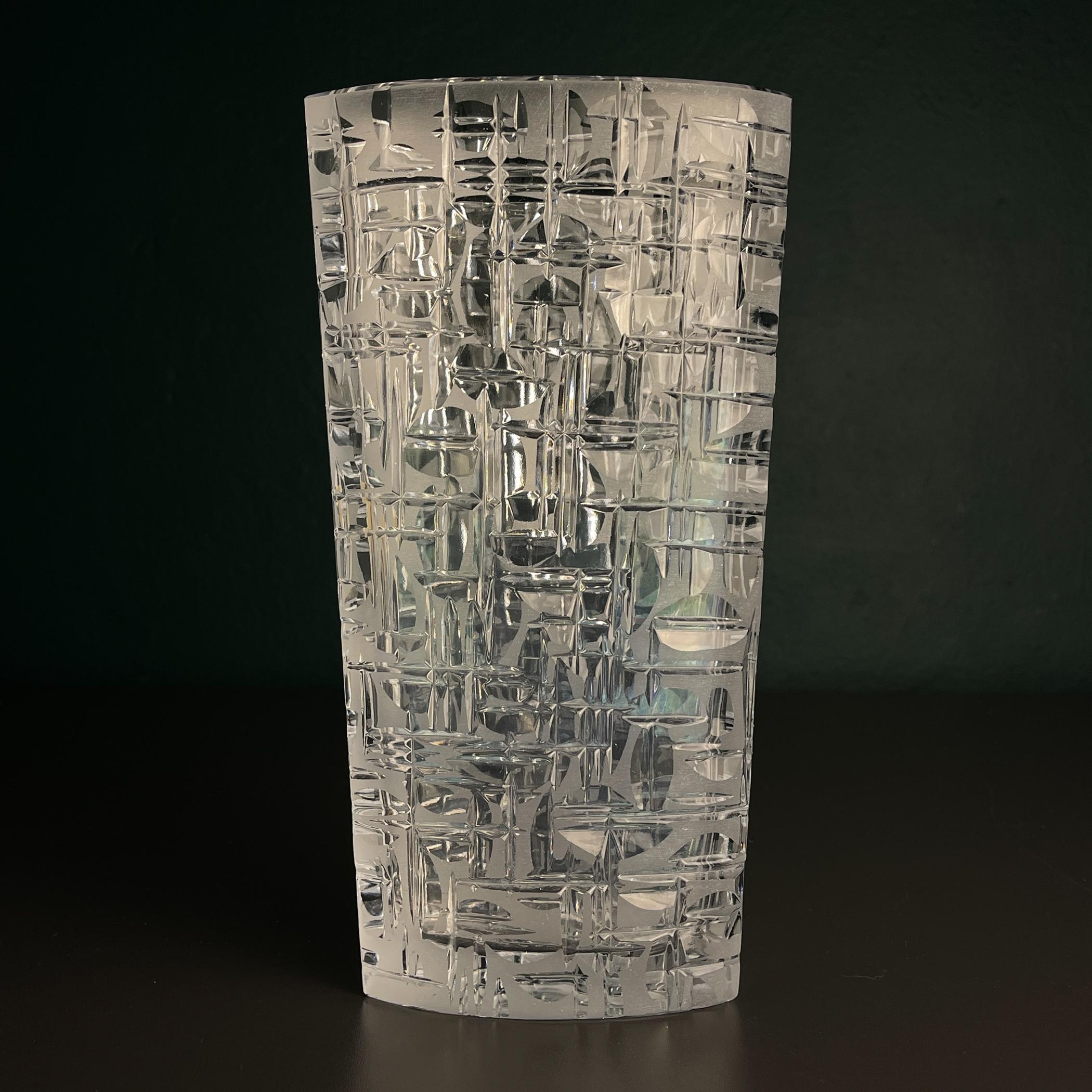 Vaso di cristallo originale di Kristall Krisla realizzato in Italia negli anni '60.
Kristall Krisla è un marchio italiano noto per la produzione di articoli in cristallo di alta qualità, tra cui ciotole decorative e articoli per la tavola. I loro